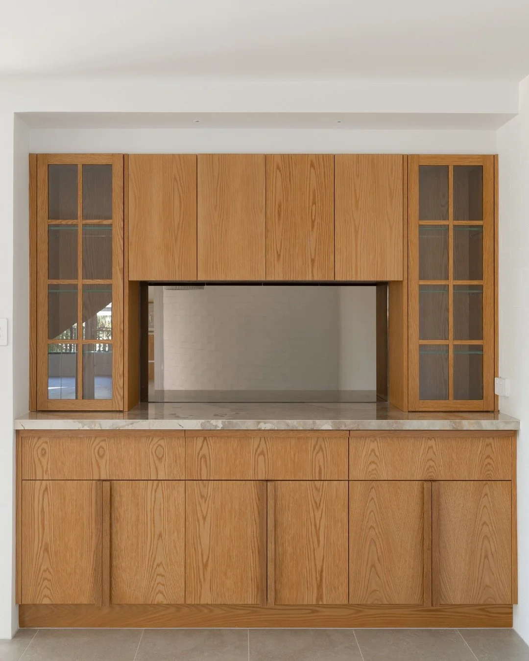 The dining room at Casa Loma is defined by calm restraint and finely resolved detailing, where custom joinery becomes both function and architectural feature.

We specified @farmersdoors who offered a bespoke composition combining Slab J Handle and S