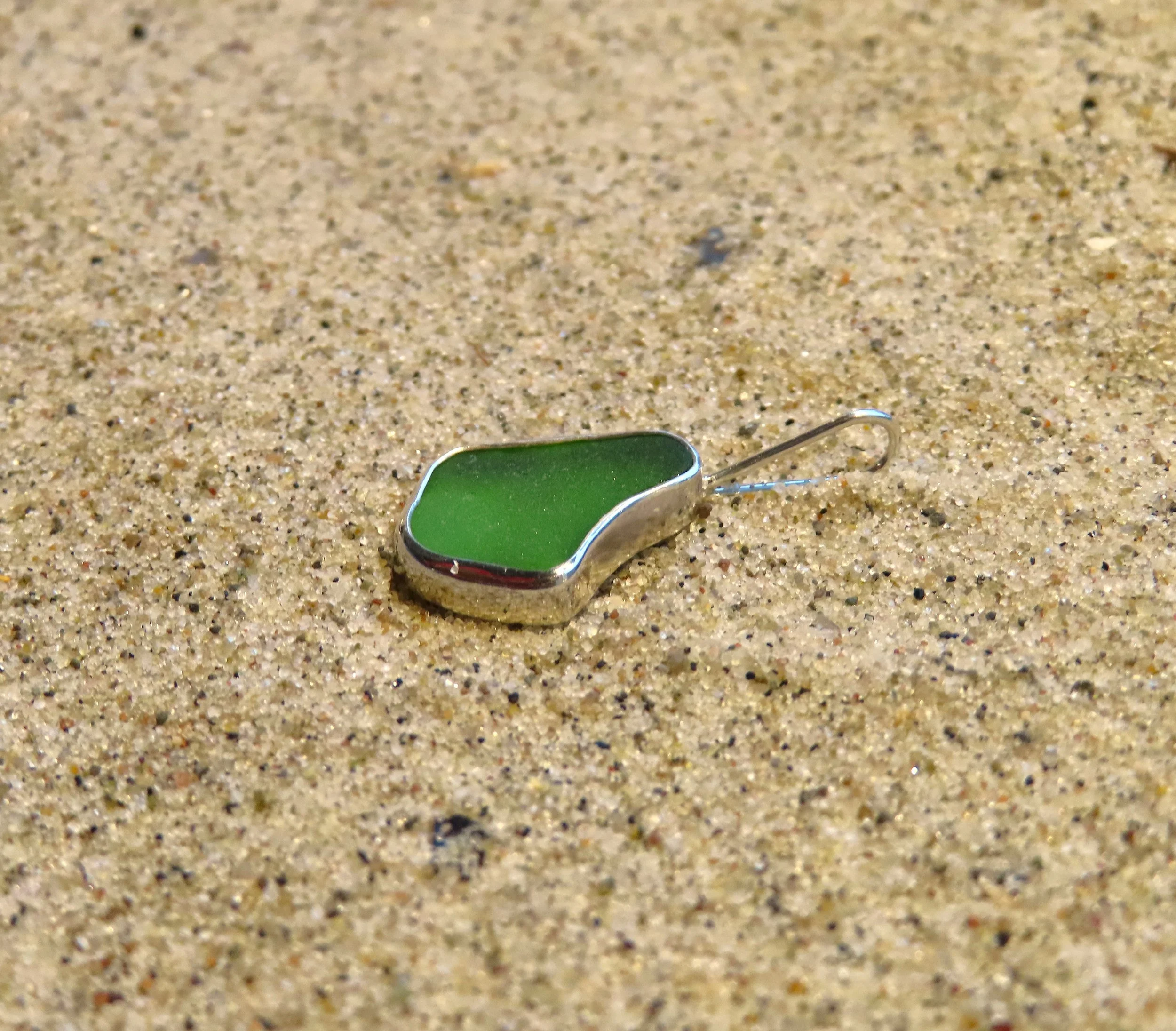 Indfattet grønt havglas vedhæng