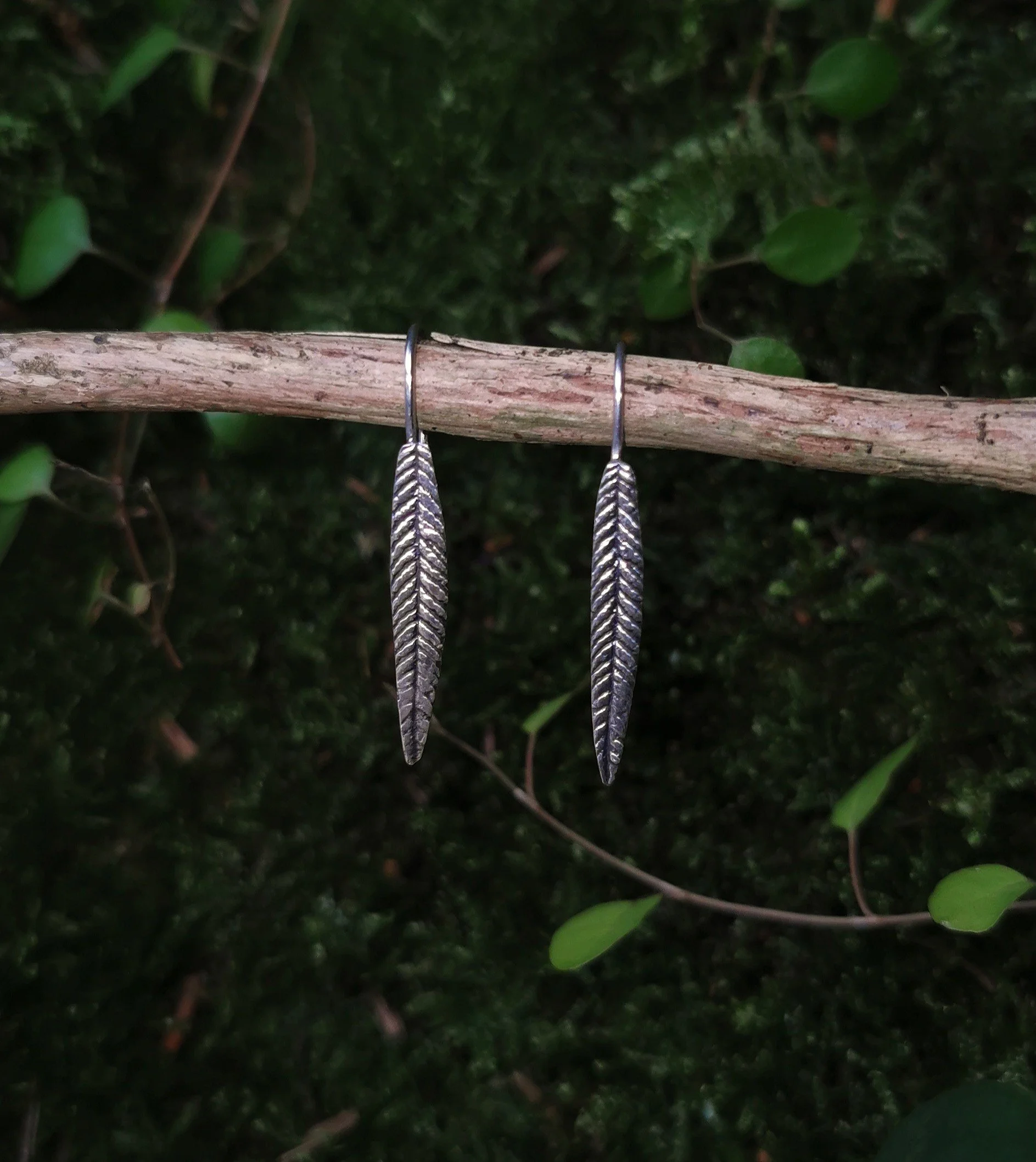 Smalle sølvblads øreringe