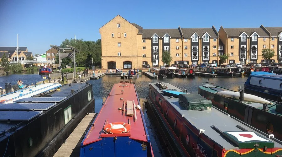 How Close Is Apsley Marina to London?