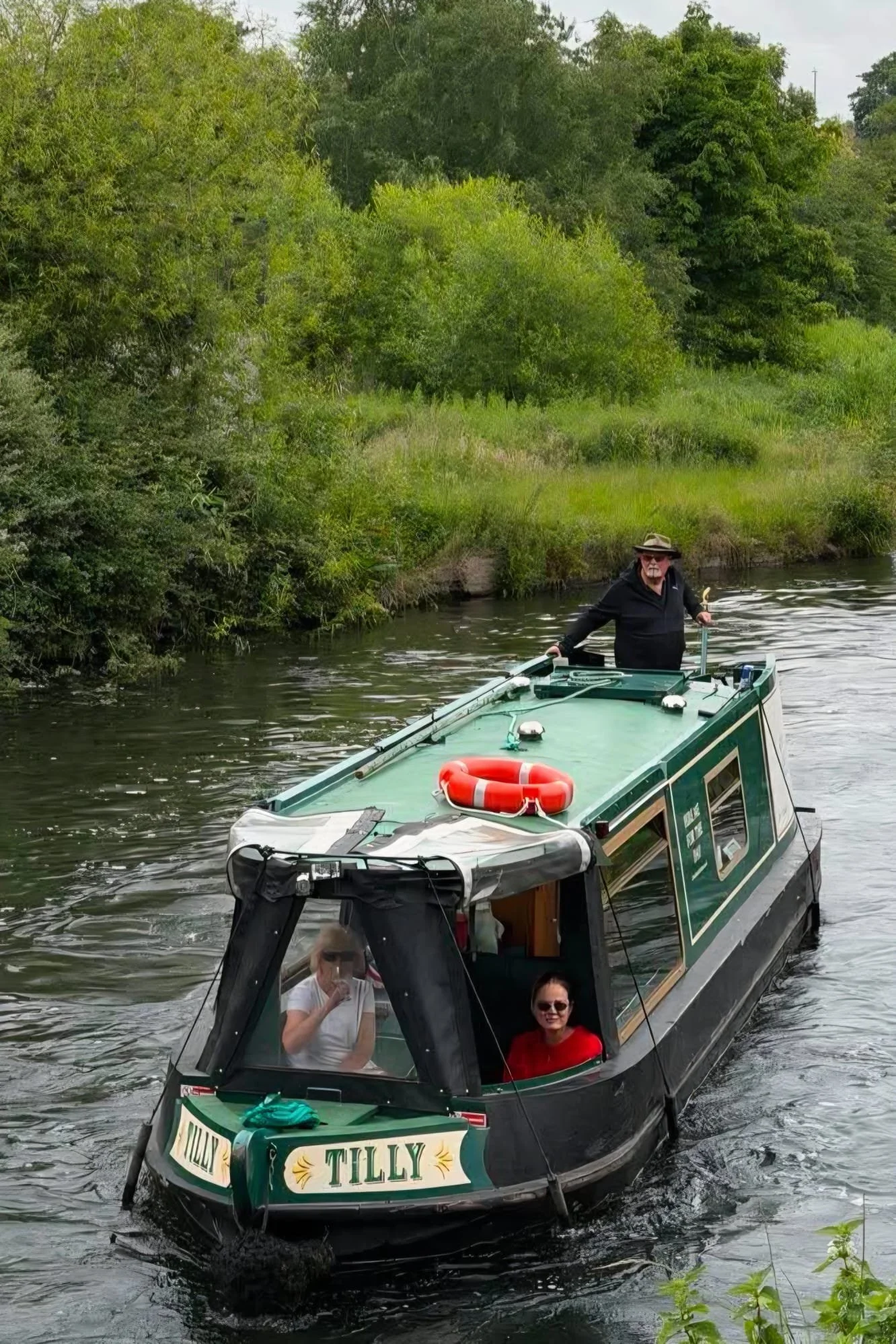 Experience Traditional British Canal Life Just Outside London
