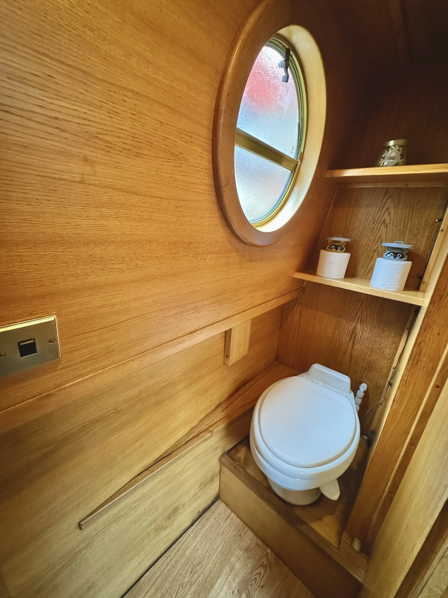 Flushing toilet on Tilly