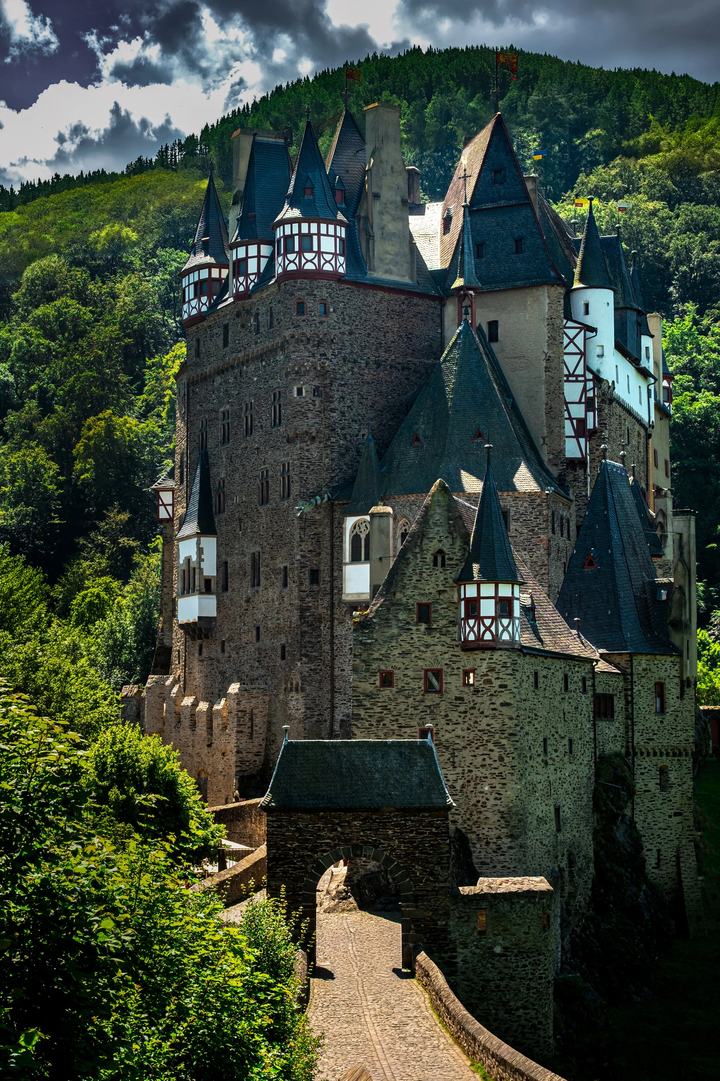 025b Castle Eltz.jpg