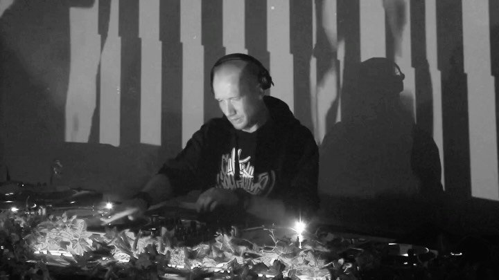 Emission joins us at the Llab area of Paradigm x Multigroove ⛓️

Nils van Lingen doesn&rsquo;t stick to one lane. Under the Emission alias, he&rsquo;s been blending hip-hop, acid, hardcore, electro, breaks and IDM since 2006. Started as a DJ alias, e