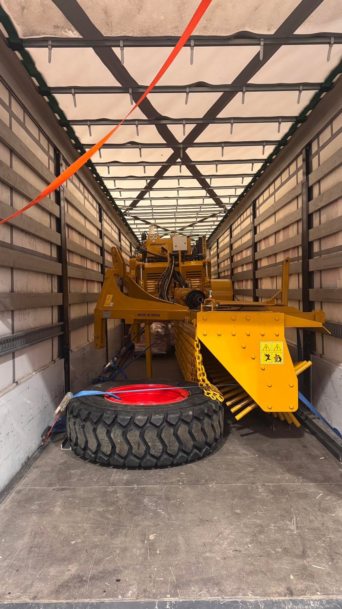 Y otras 2 m&aacute;quinas que se van a Oriente Medio.
1 Despedregadora DSR-3
1 Rastrillo hilerador RA-3