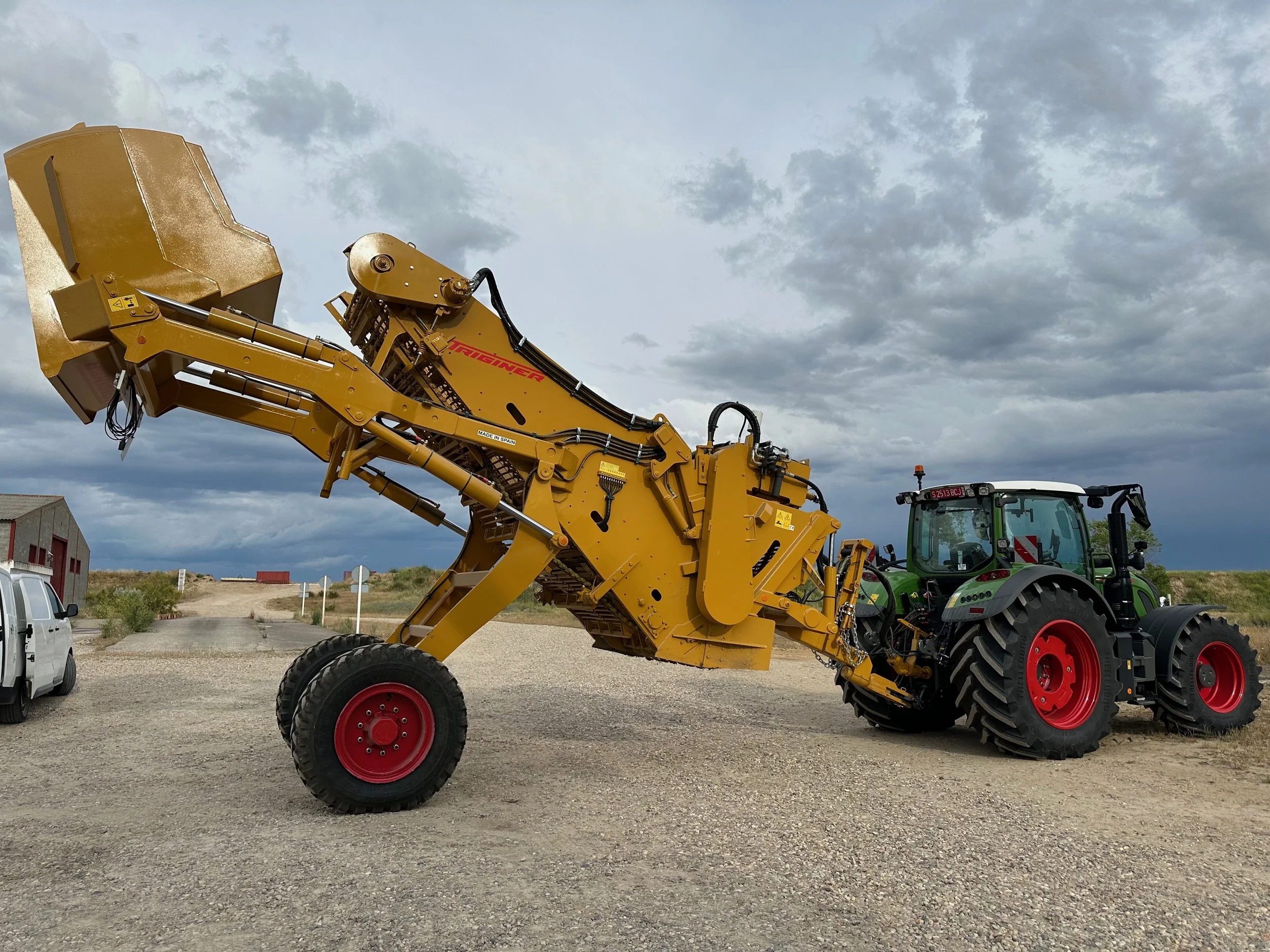 despedregadora de descarga en remolque Triginer