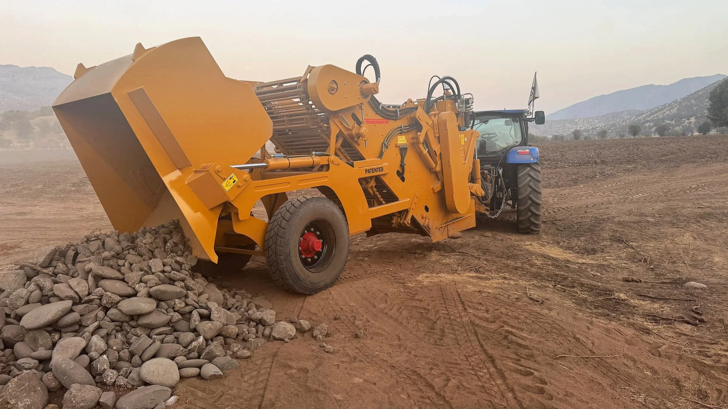 despedregadora descarga suelo, campo, medio oriente, piedras, despedregadora piedra, rock picker, triginer, máquina, quita piedras.