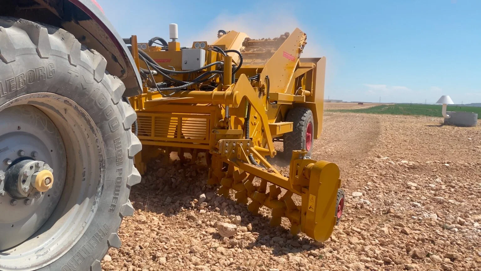 rastrillo hilerador Triginer para sacar piedras del suelo