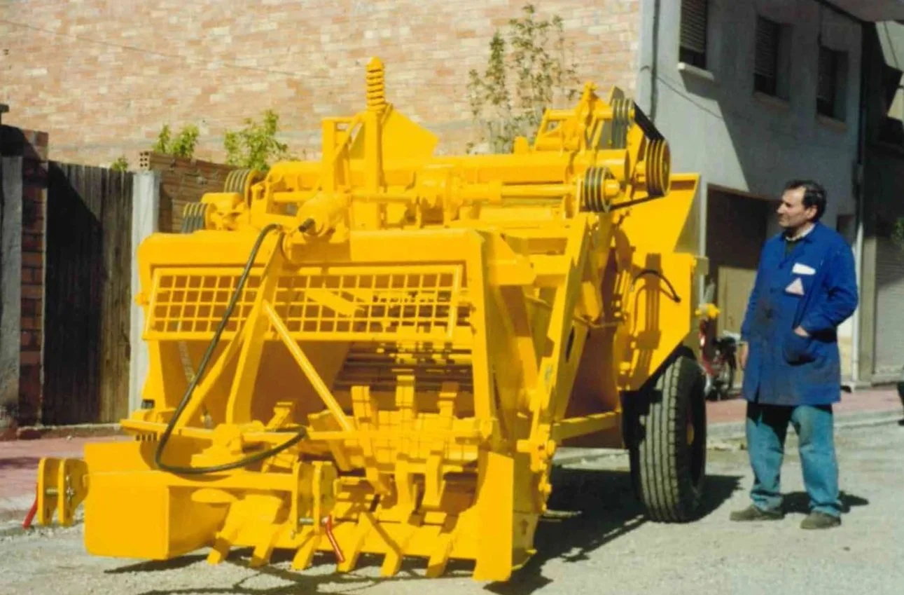 despedregadora amarilla maquina saca piedras