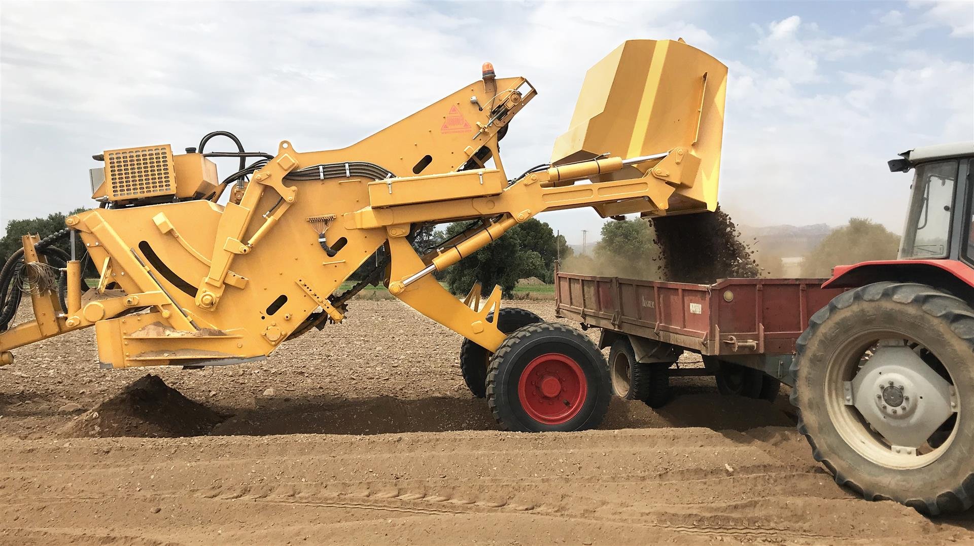 despedregadora de descarga en remolque Triginer