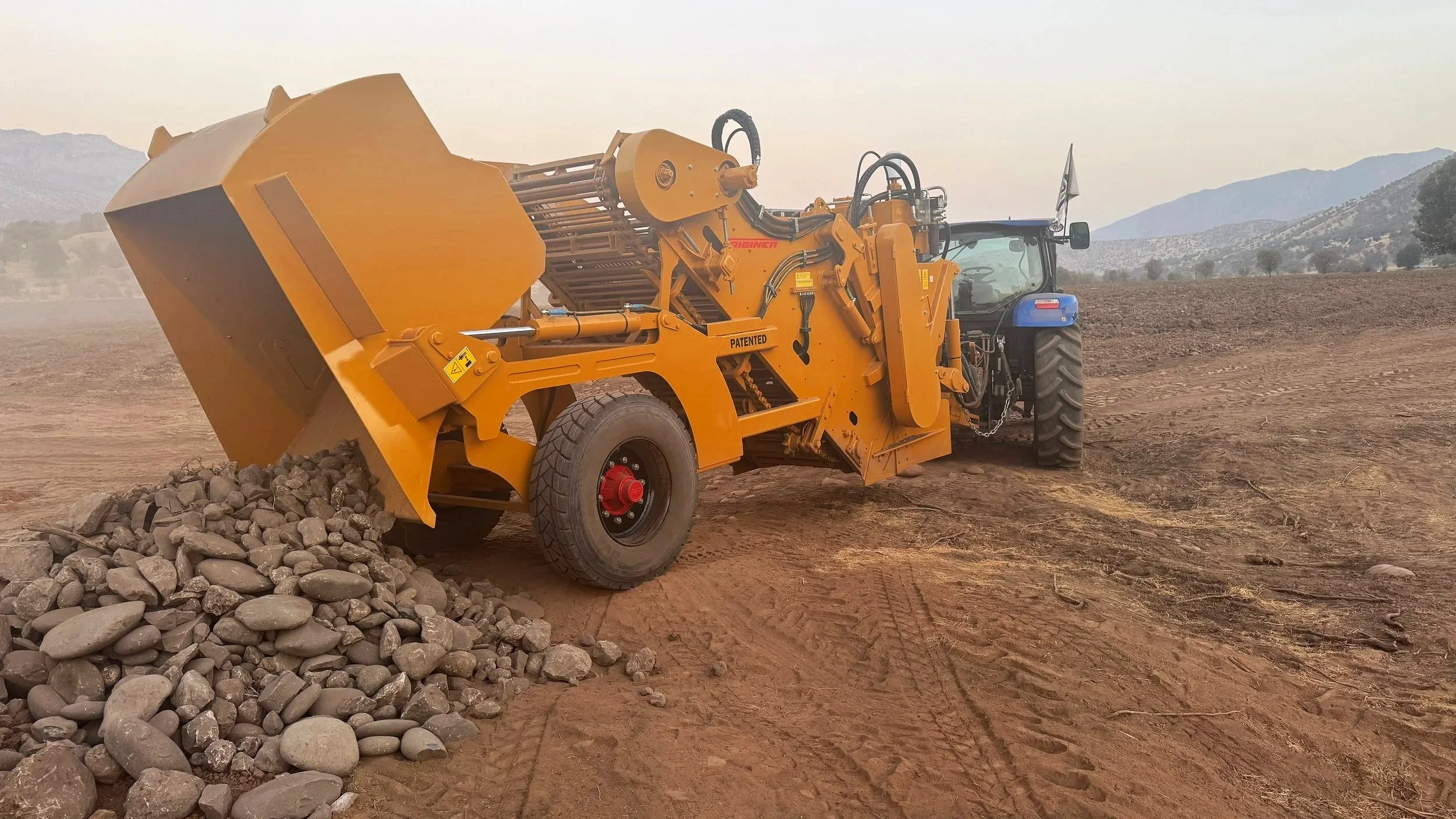 despedregadora descarga suelo, campo, medio oriente, piedras, despedregadora piedra, rock picker, triginer, máquina, quita piedras.