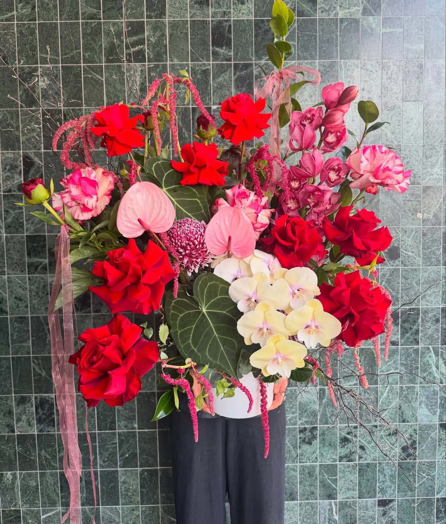 Bold reds and pinks make for a perfect statement piece ! ❤️&zwj;🔥❤️&zwj;🔥 call or pop online to order a bespoke arrangement for a friend or loved one