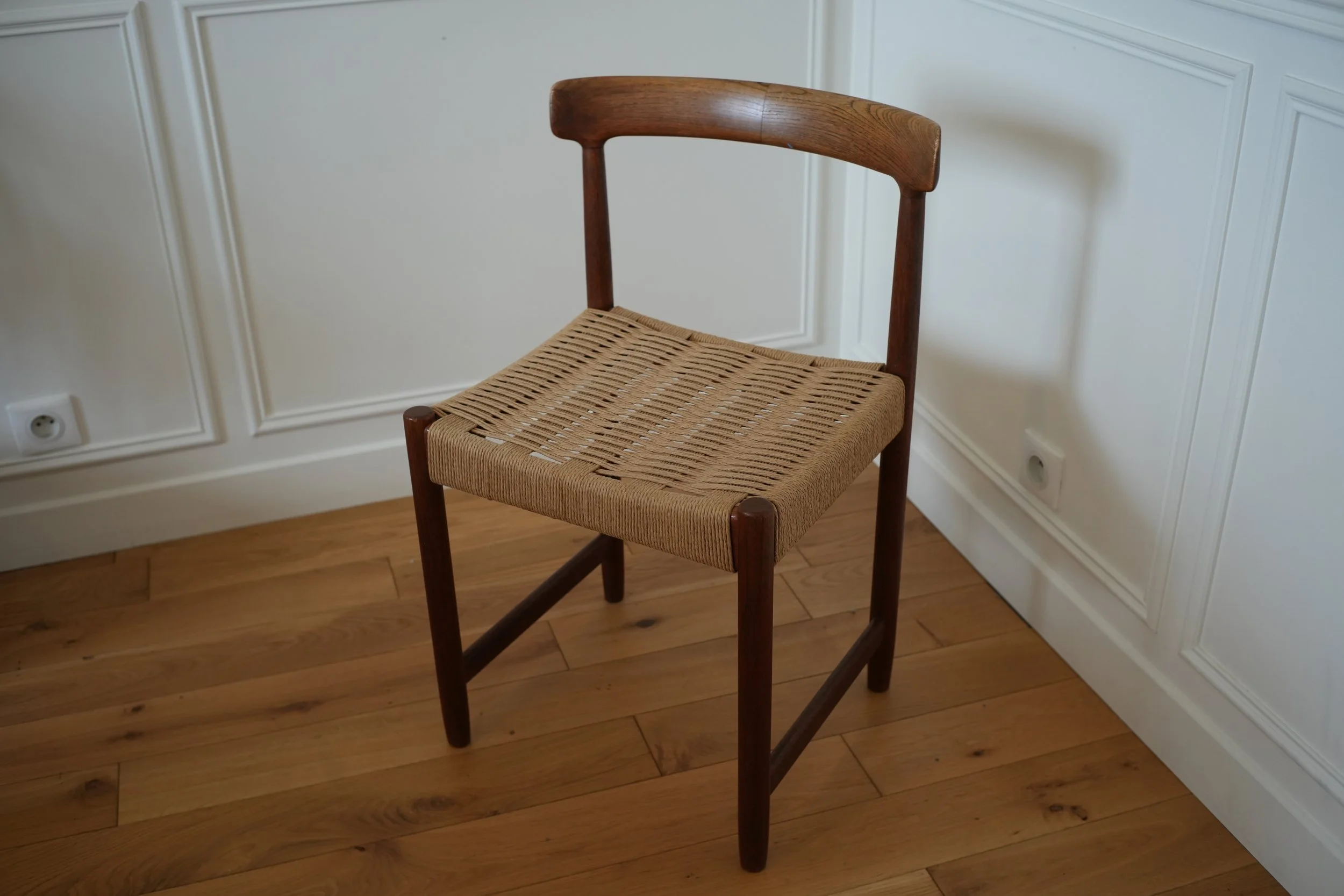 Chaise danoise en teck, assisse cordée (années 60)