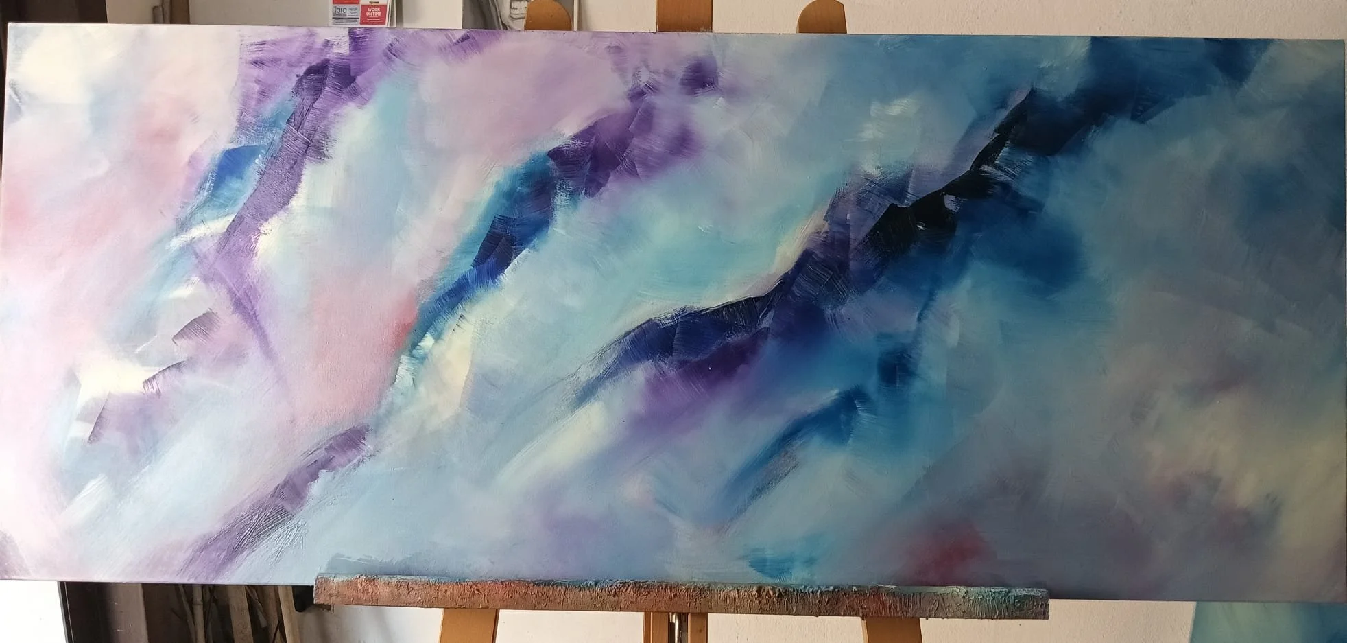 Onde di Collasso è un’opera astratta, ideale per interni moderni, trasmette equilibrio, leggerezza e profondità energetica.