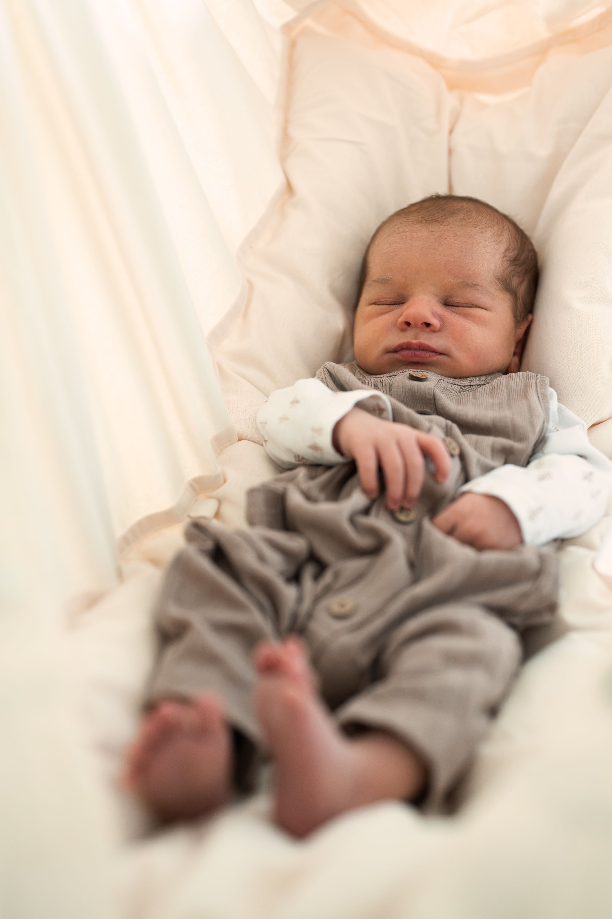 Baby liegt schlafend in seiner Hängematte.