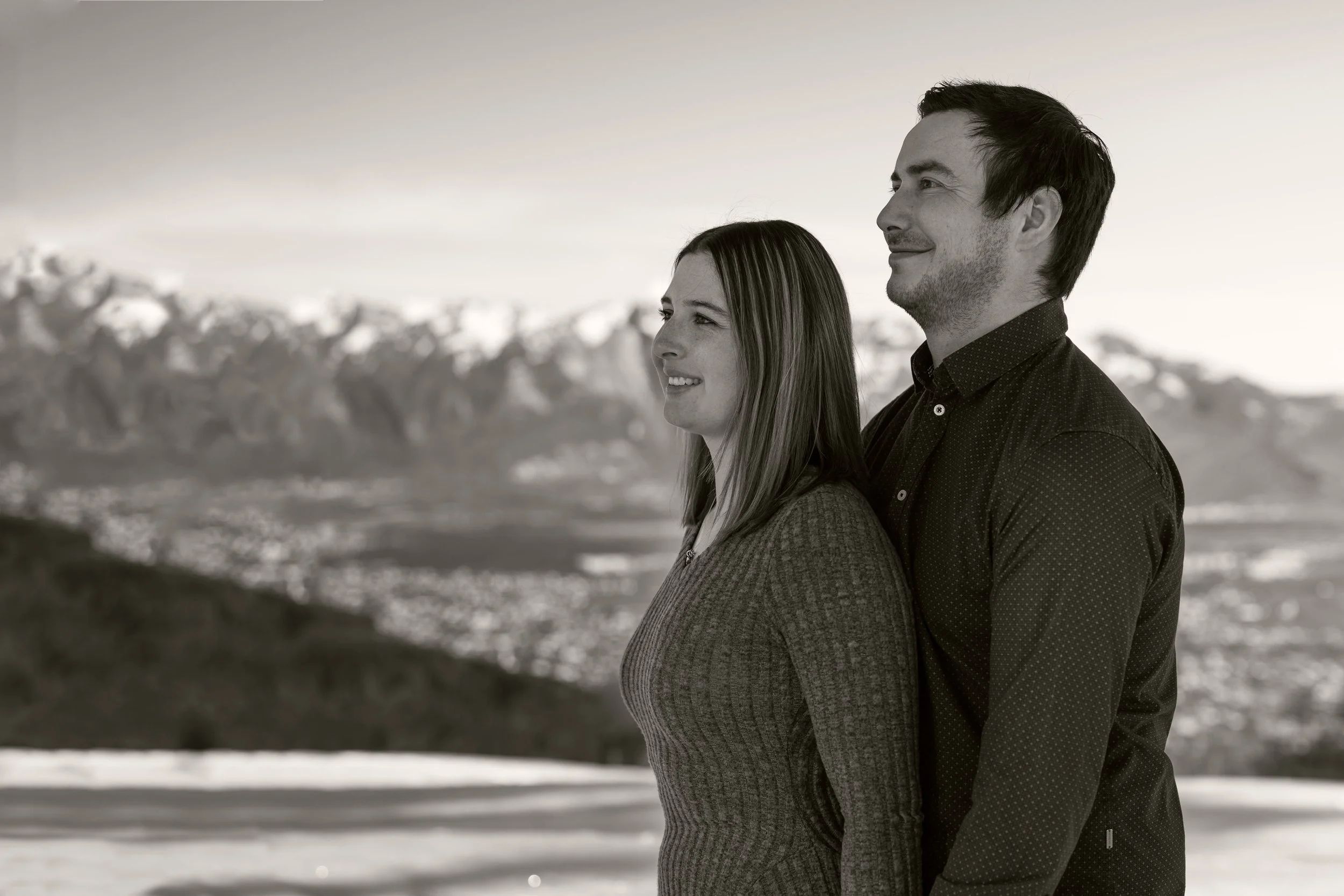 Schwarz-weiß-Aufnahme eines Paares, im Seitenprofil. Beide Blicken in die selbe Richtung. Nach vorne, in die gemeinsame Zukunft.