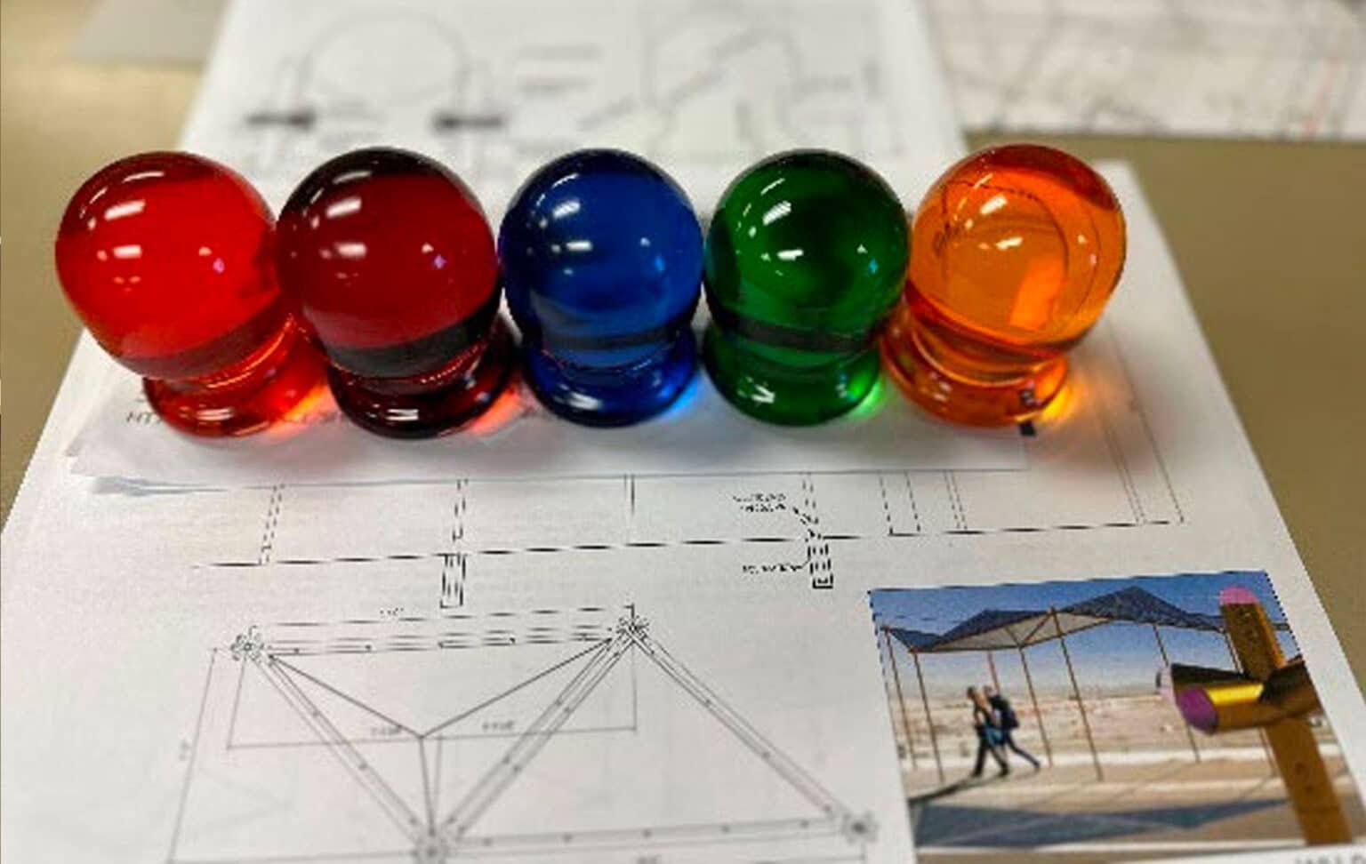At the open ends of the node we insert a cast colored glass ball.