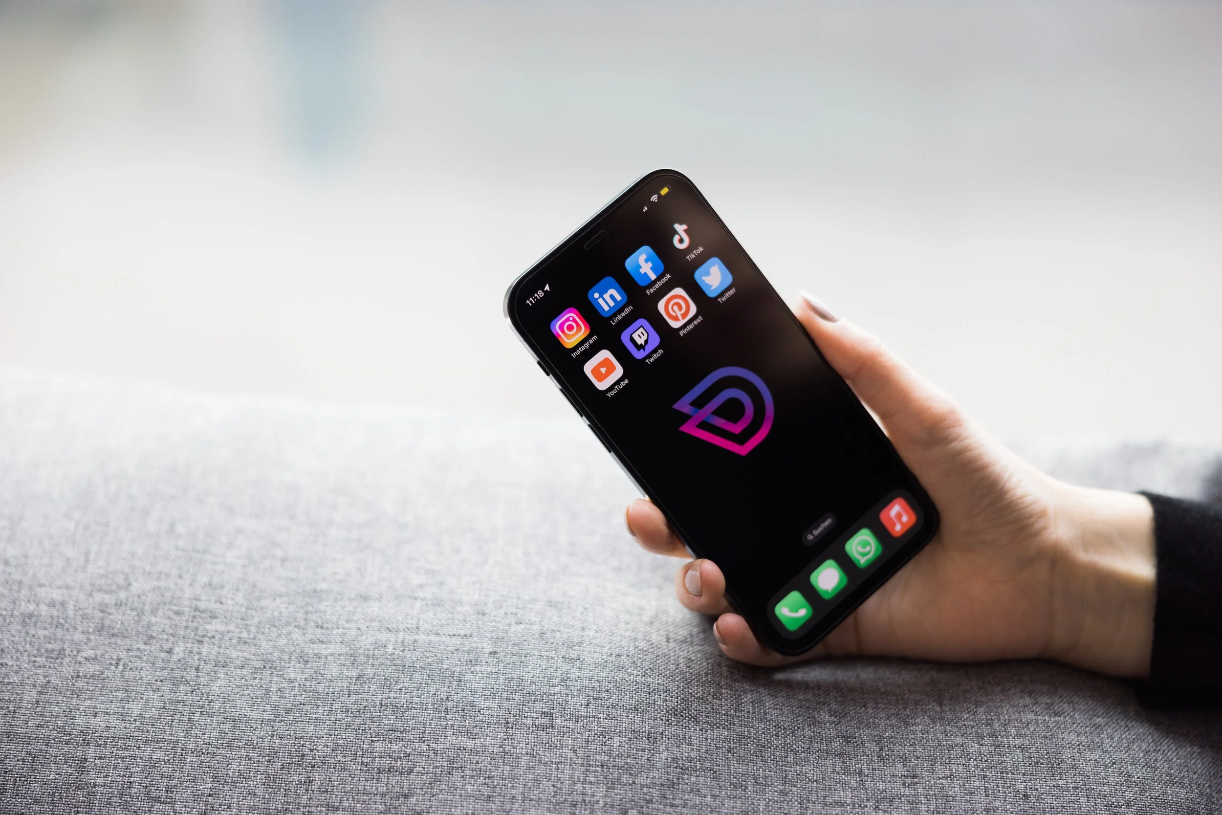 D&D Agency – Social Media und digitale Kommunikation. Smartphone mit Social-Media-Icons und D&D-Logo als visuelles Symbol für moderne Markenstrategie.