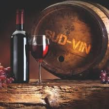 Fľaša červeného vína, pohár červeného vína a hrozno pred sudom na víno