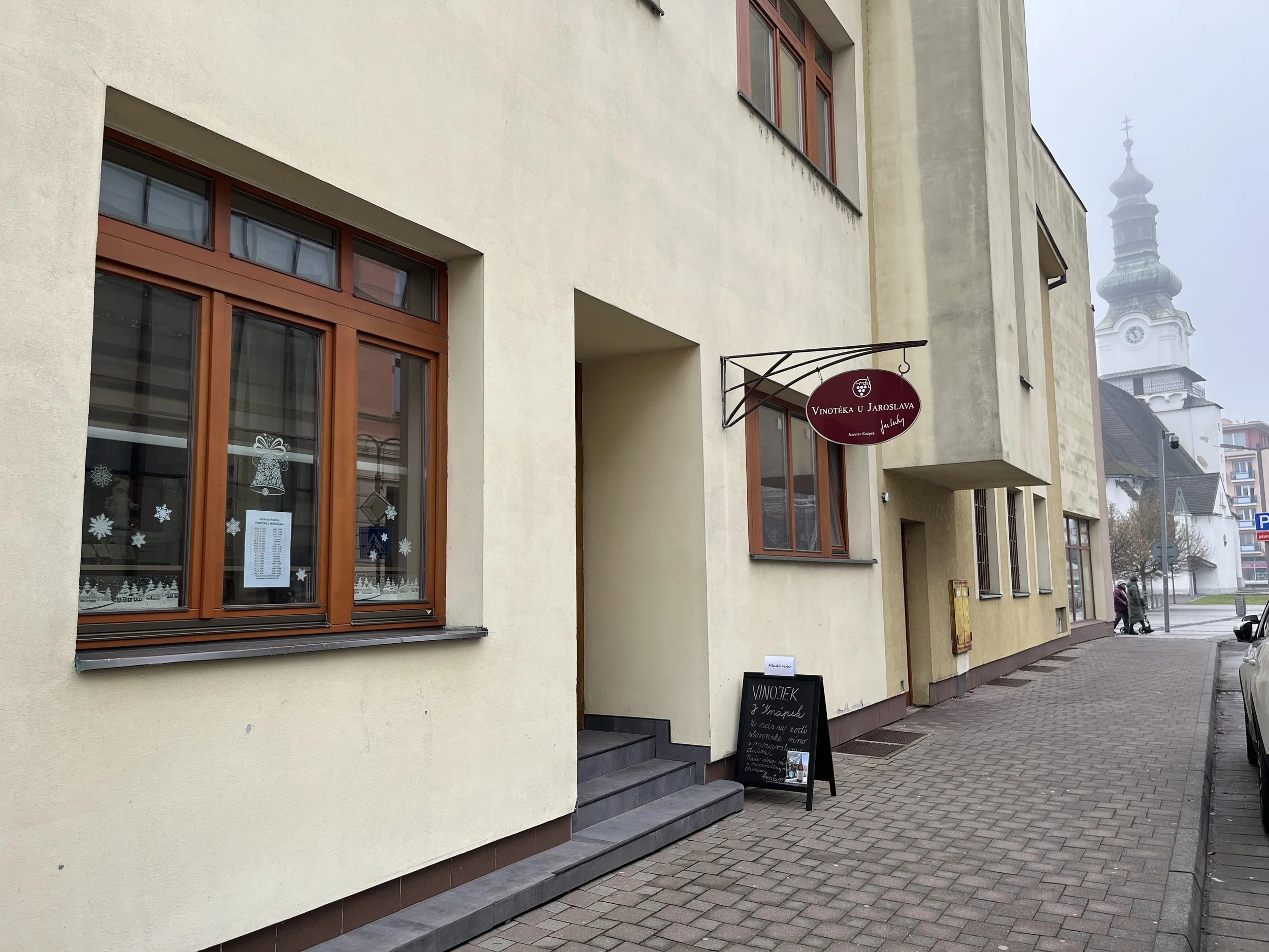 Žltá budova s názvom Vinotéka u Jaroslava.