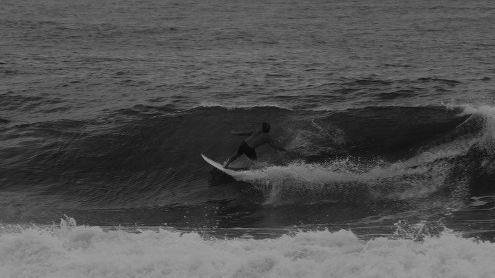 few airs here and there from this morning 

#hawaii #northshore #surf #blackandwhite
