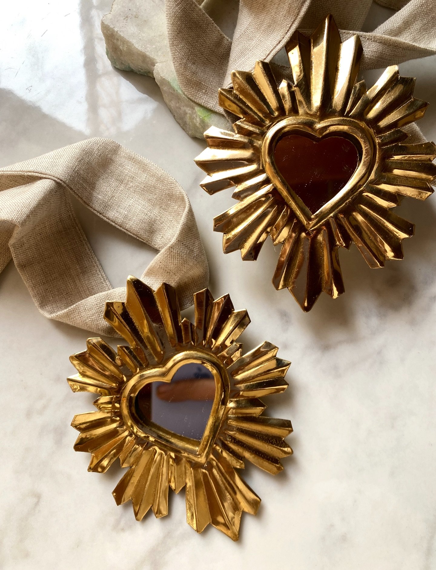 ✨Sacred heart with mirror✨ recreando los ex votos tradicionales este corazon cuenta con un compartimento interno que resguarda un espejo, s&iacute;mbolo del mirarse as&iacute; mismo y el interior. Liston de lino #sacredheart #sacredheartjewelry #cora