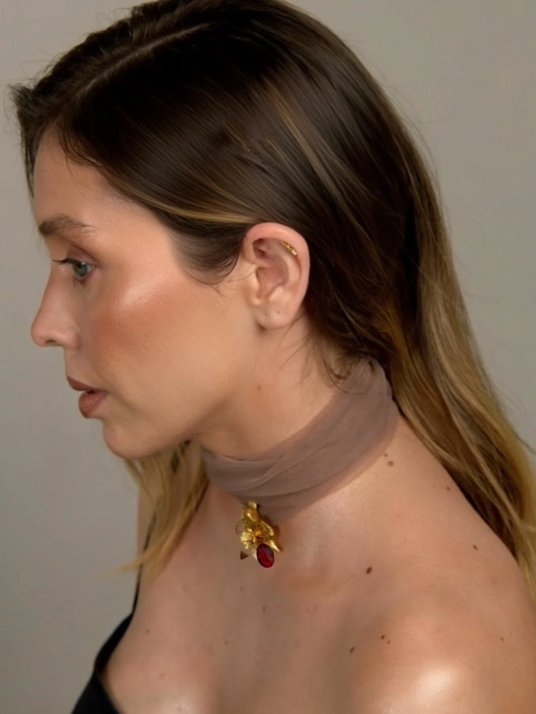 Gargantilla d&eacute; orqu&iacute;dea, con la sutileza de este dise&ntilde;o realz&oacute; la belleza natural de la mujer, esta joya enfocada en la flor y el cristal &agrave; elegir, atrae la mirada al cuello, el cual se adorna delicadamente con un l