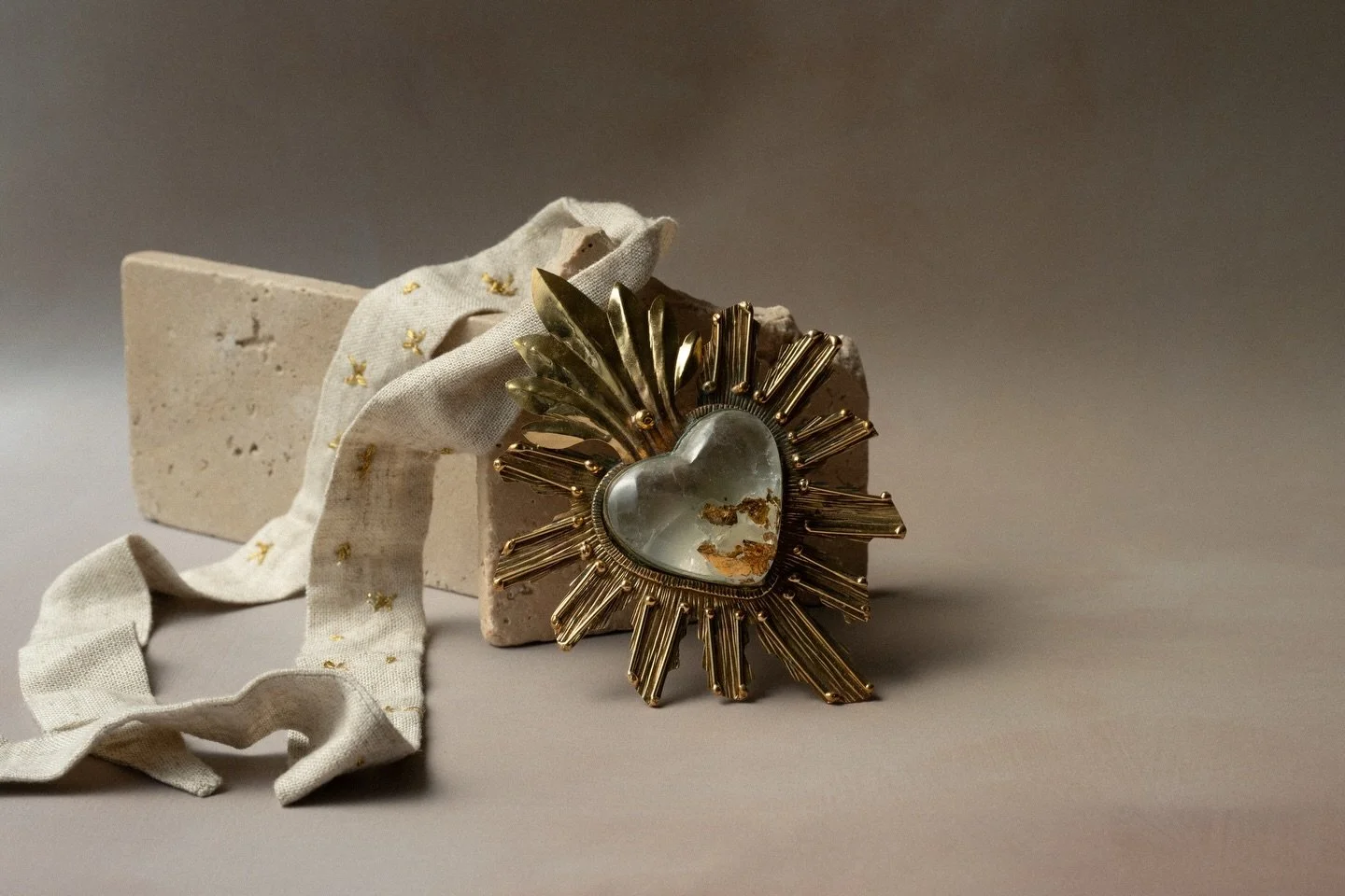 ✨ Sacred heart white quartz ✨#quartzjewelry #quartzheart #sacredheartjewelry #corazonsagrado #quartznecklace