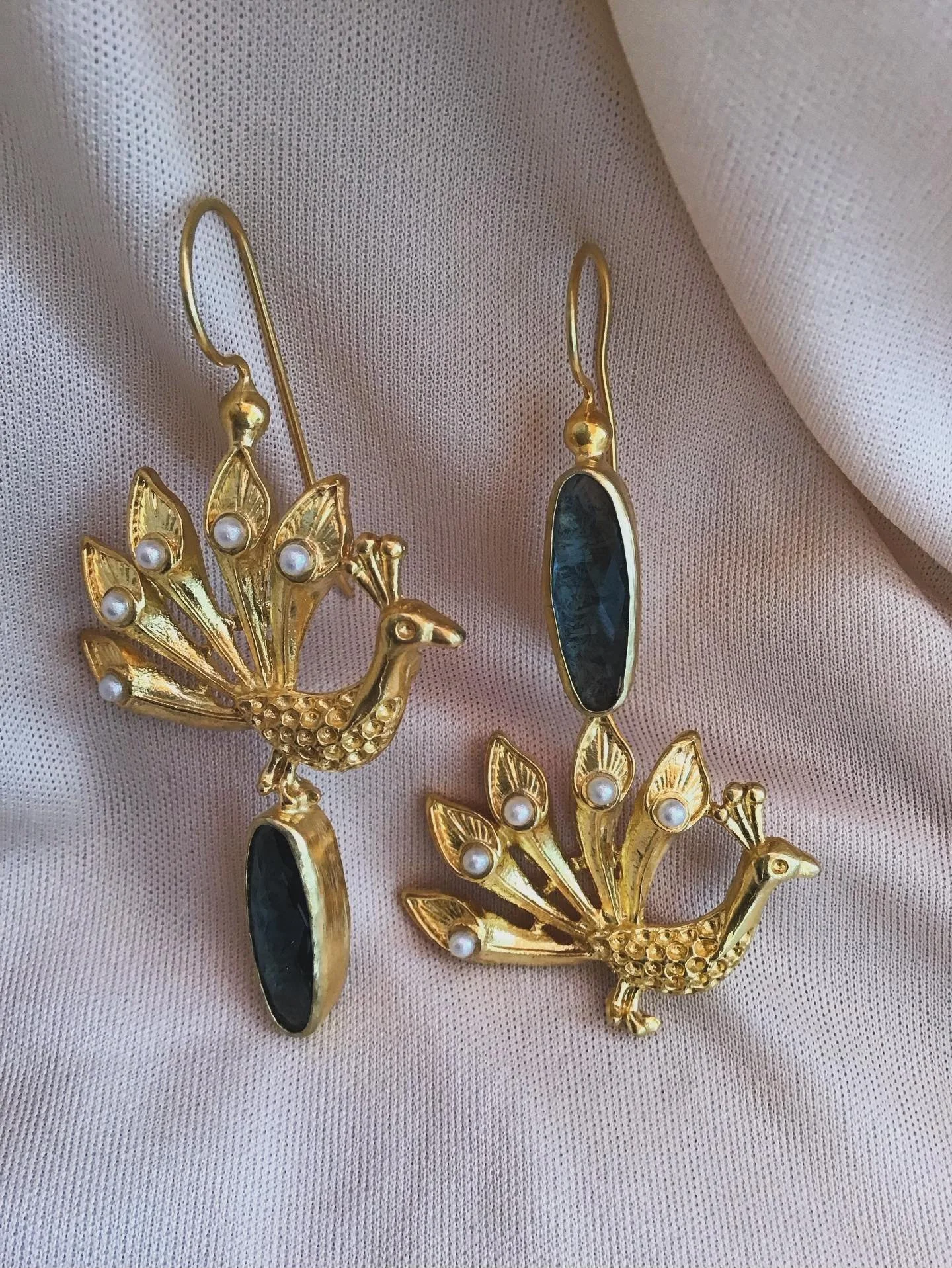 El pavo real es el ave sagrada de Hera, reina del Olimpo, simbolizando la majestad, el orgullo, la inmortalidad y la vigilancia, representando los "ojos" del Argos centinela que ella inmortaliz&oacute; en su cola tras su muerte. Esta ave re