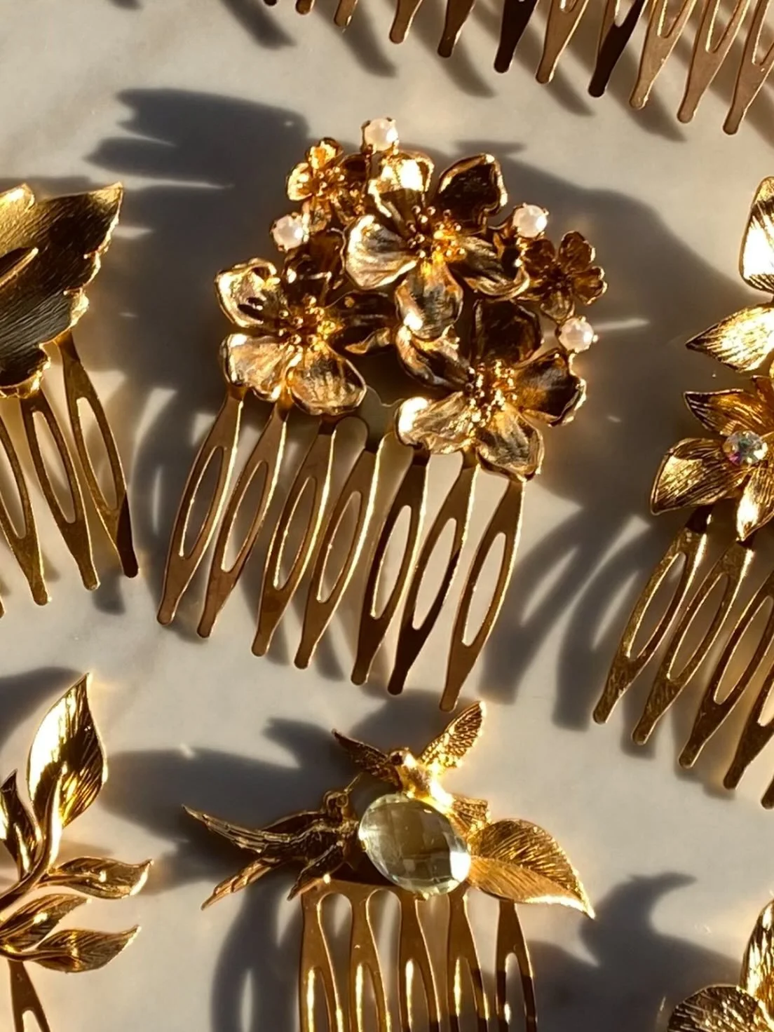 Bellezas ba&ntilde;adas por la luz natural del sol, delicados adornos para el cabello realizados en ba&ntilde;o de oro de 24 kilates. Joyeria que perdura el tiempo y la historia. #hairaccesories #haircombjewelry #hairjewelry #bridaljewelry #bridalhai