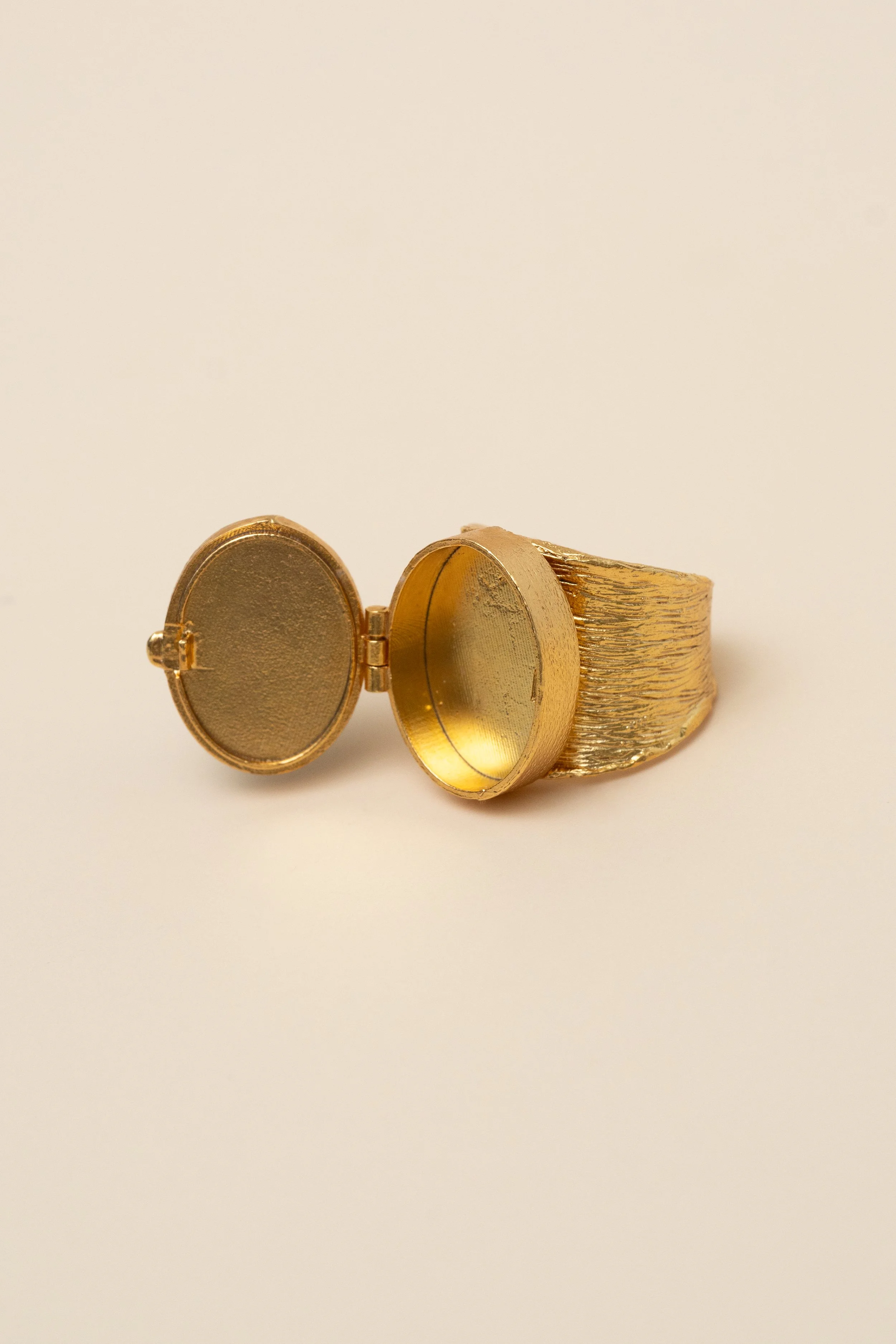 azar-locketring-poisonring-goldring-jpg.jpg