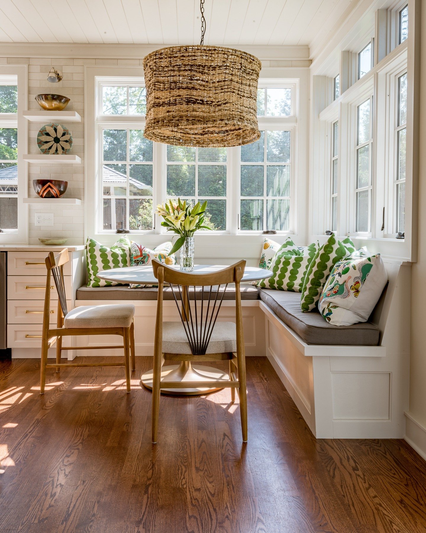 This spring weather has us reminiscing about this sweet little addition in North Asheville. A mix of traditional and contemporary details make this design timeless. 

@kimholtmillworkanddesign