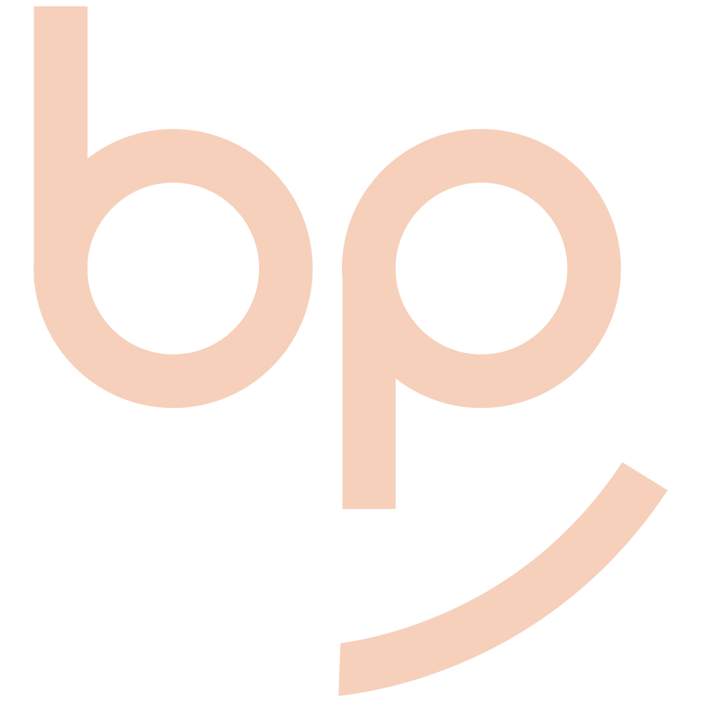 Logo de l'entreprise Binette Photo montrant une pousse souriante accompagnée du sigle bp en lettres épaisses. Un style visuel souvent associé à la photographie scolaire et aux photographes spécialisés dans les services d'école au Québec.