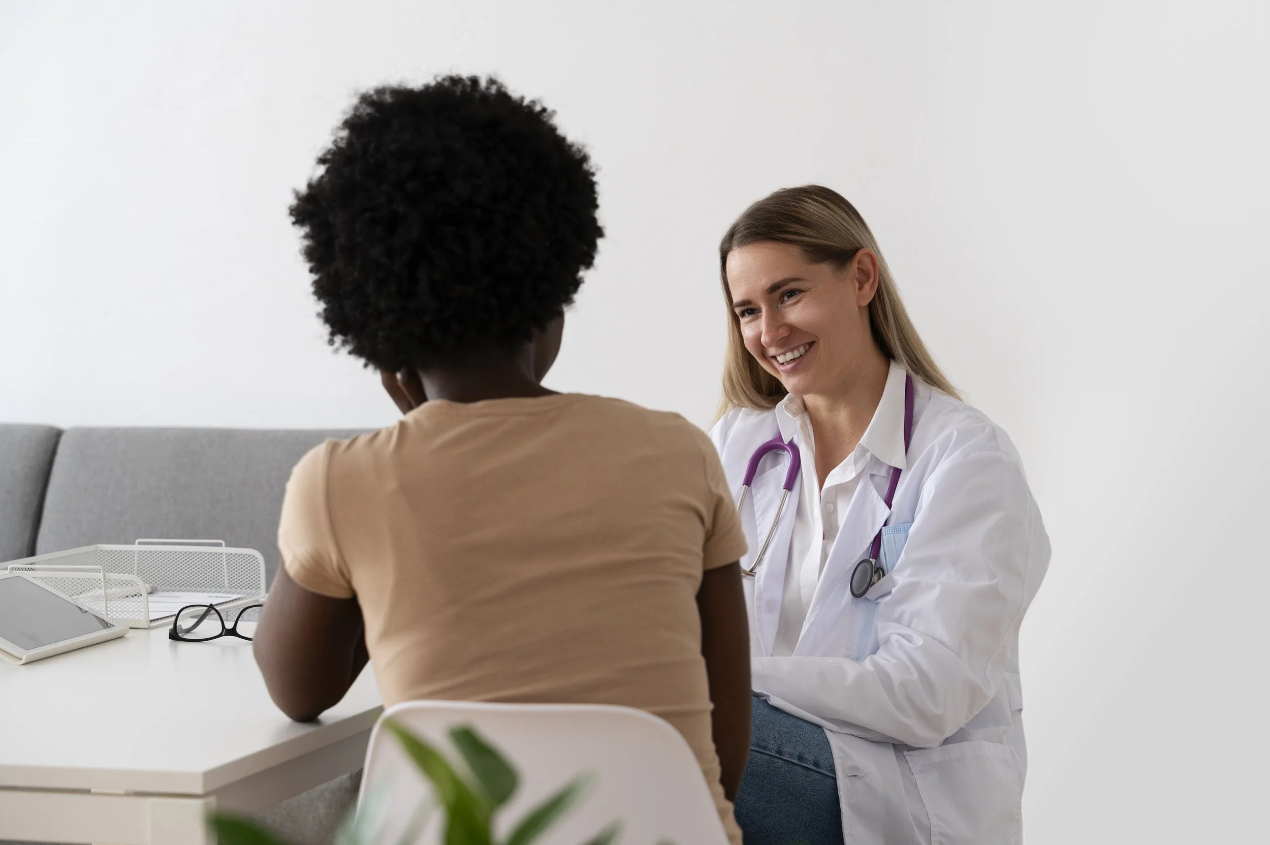 Female doctor talking to a young girl in a consultation room. Credits for FreePik