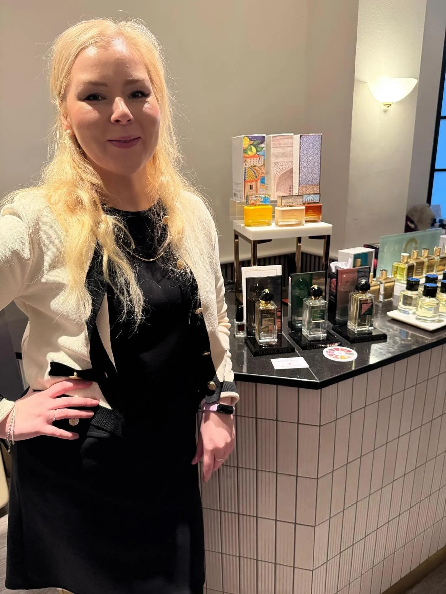 The stunning Marketing Manager @kippozu represented @gloriousbrands at the @johnbellandcroyden press launch, introducing the elegant @contesdeparfums and @maisonnoirparfums which will soon be launching at The Fragrance Bar. ✨
Discover these beautiful