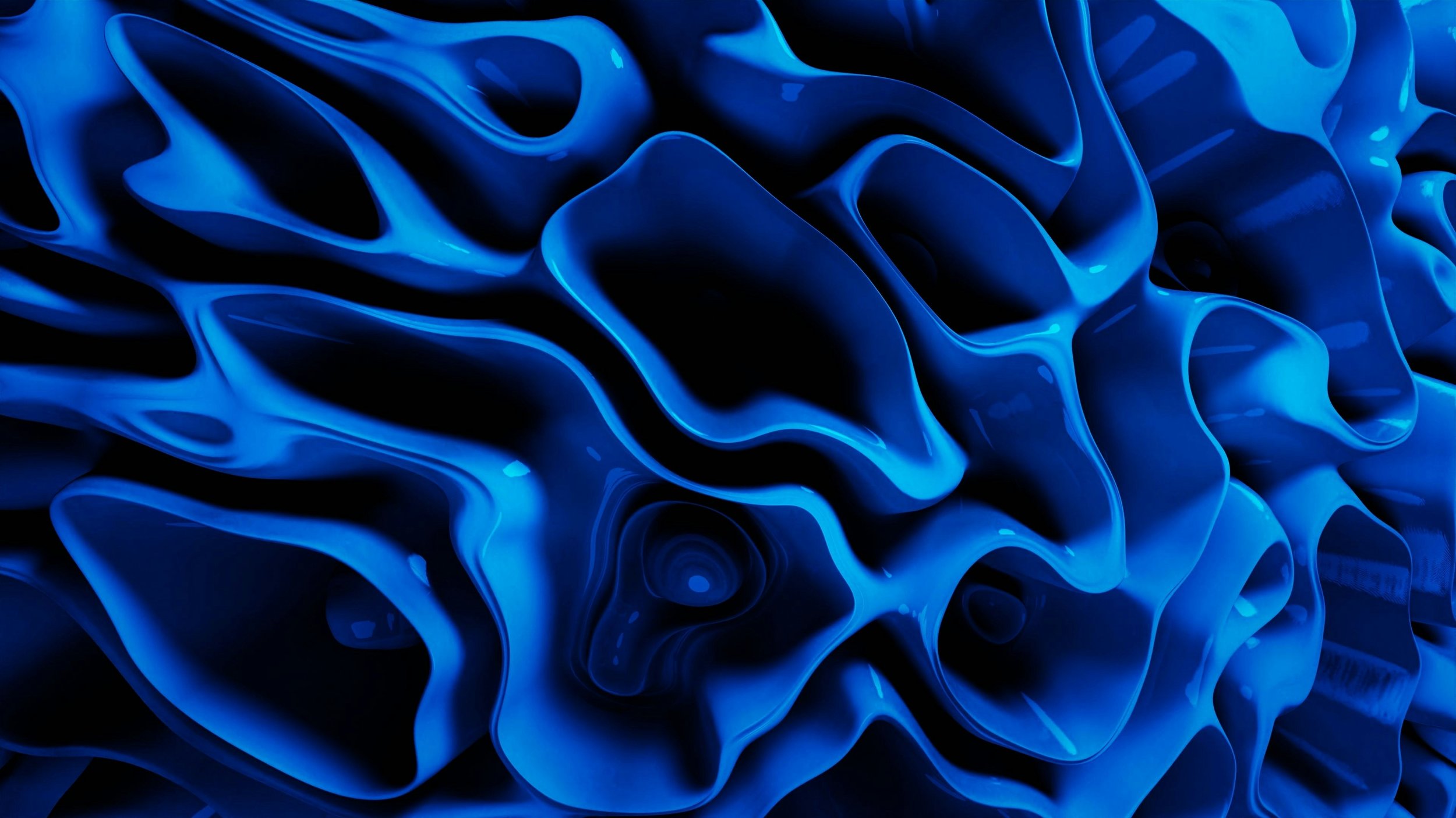 Formes abstraites bleues en sculpture tridimensionnelle avec des plis et des courbes organiques.