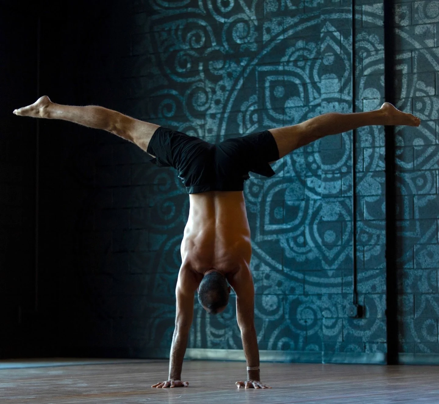 🤸🏼&zwj;♀️ All Levels Handstand Workshop

Join Ari Halbert @movementtechnician for a precise, biomechanics-based approach to handstands. Drawing on his background in engineering and 20 years of movement study, Ari breaks down complex principles into