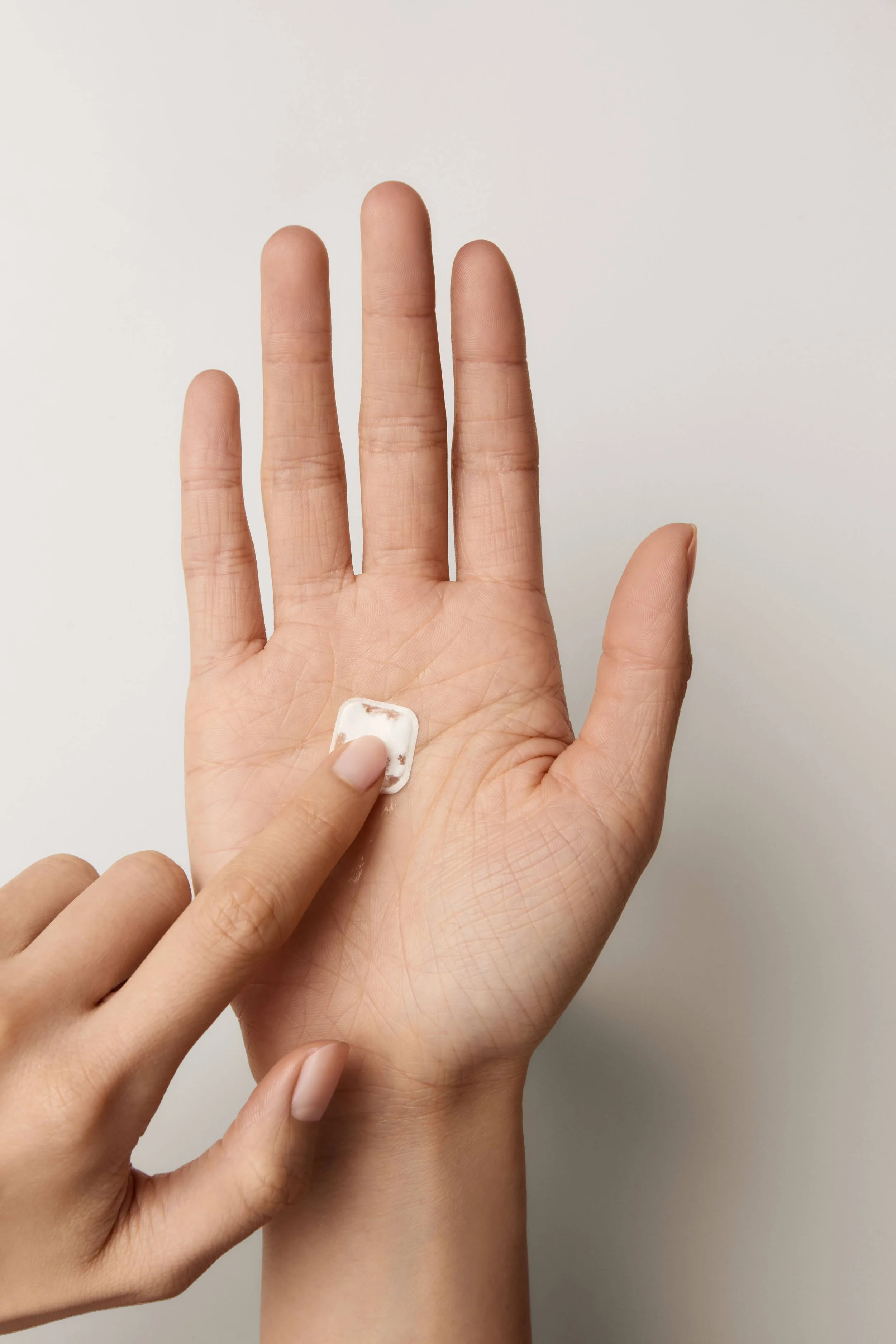 250225_Look_Loulu_Brand Content_Vitamin C Glow Pod_Dissolving_Hand Model_Shot 12_836.jpg