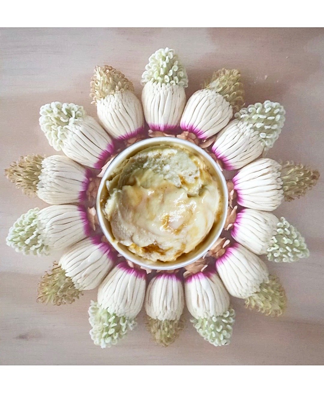 magnolia grandiflora & caramelized honey