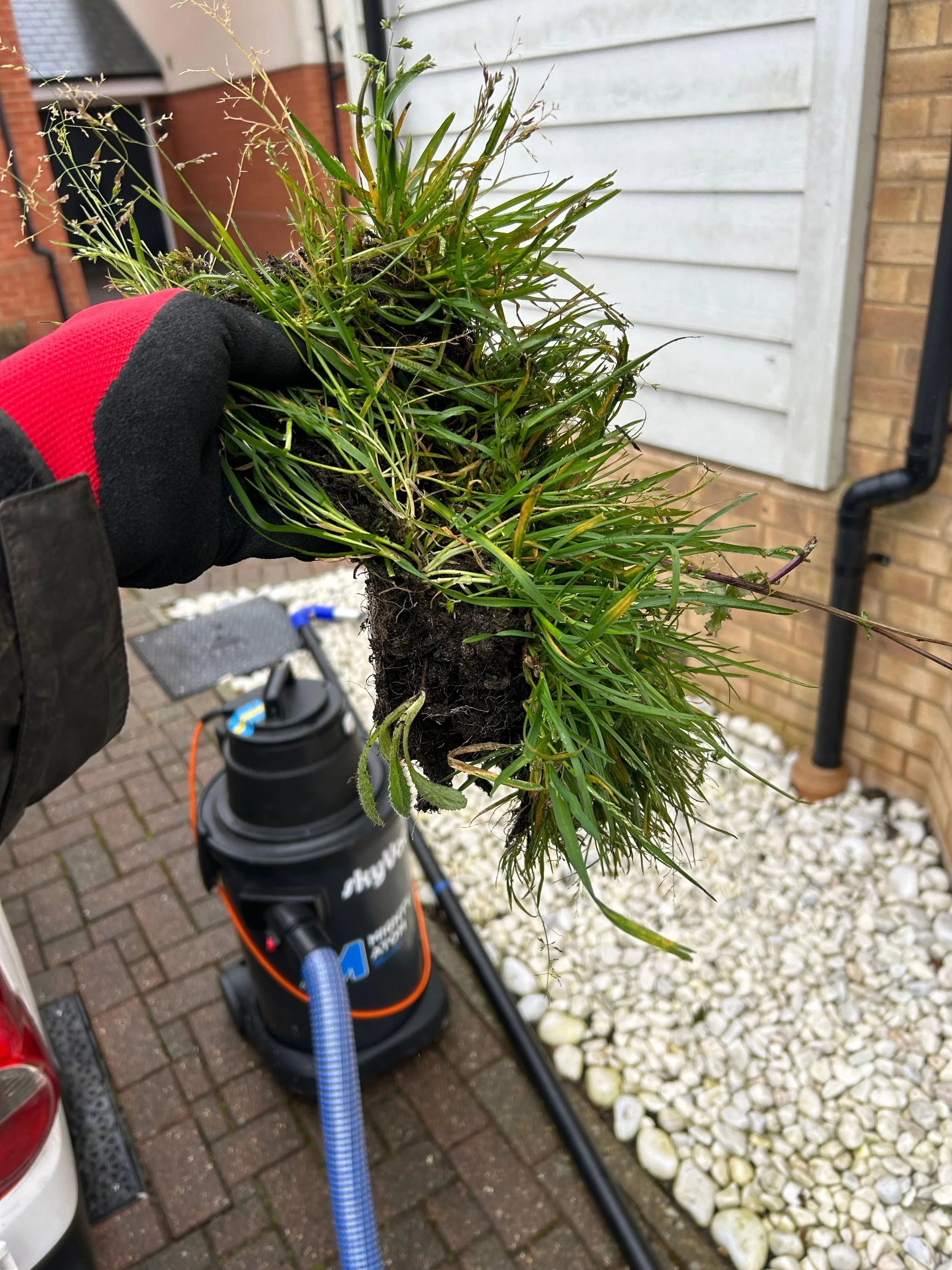 gutters vaccum clears blockage