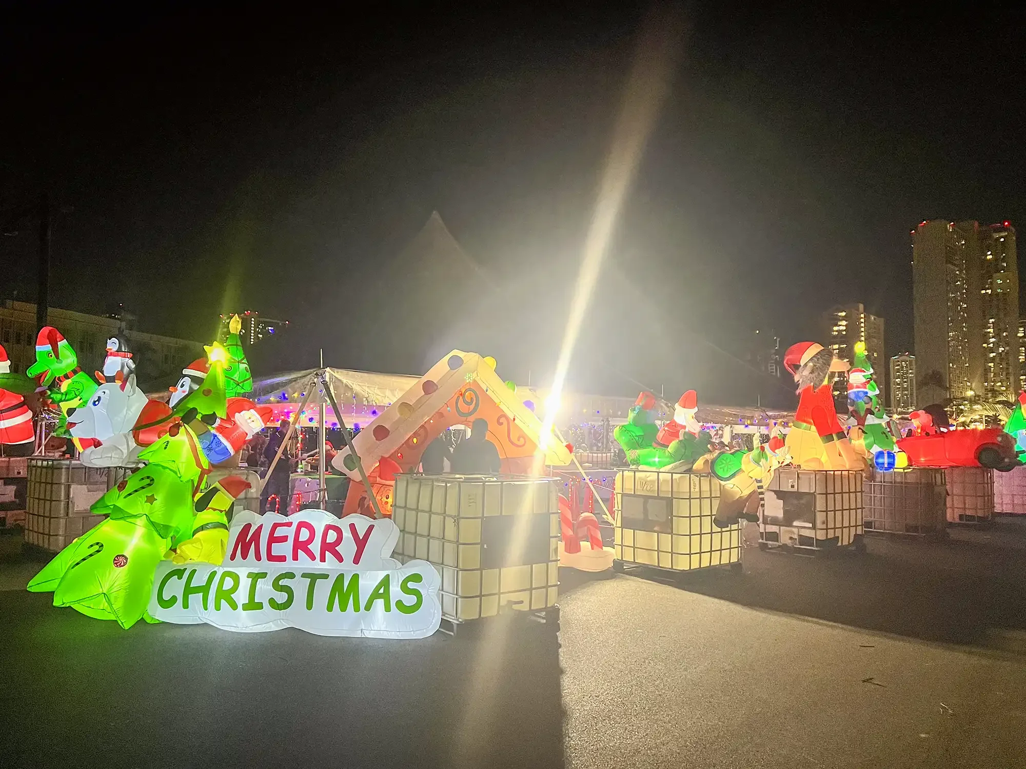 At Holiday Station of Waikiki Trolley's Holiday Lights Tour, you can enjoy mini games, Christmas activities, buy toys etc.