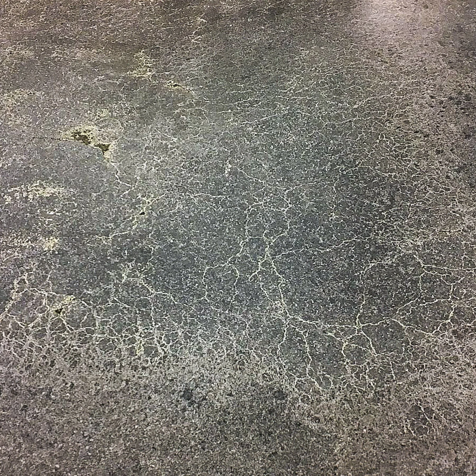 CON-drt.0346 thick and dirty architectural concrete condition featuring residual crackling, material deposition, and surface memory.