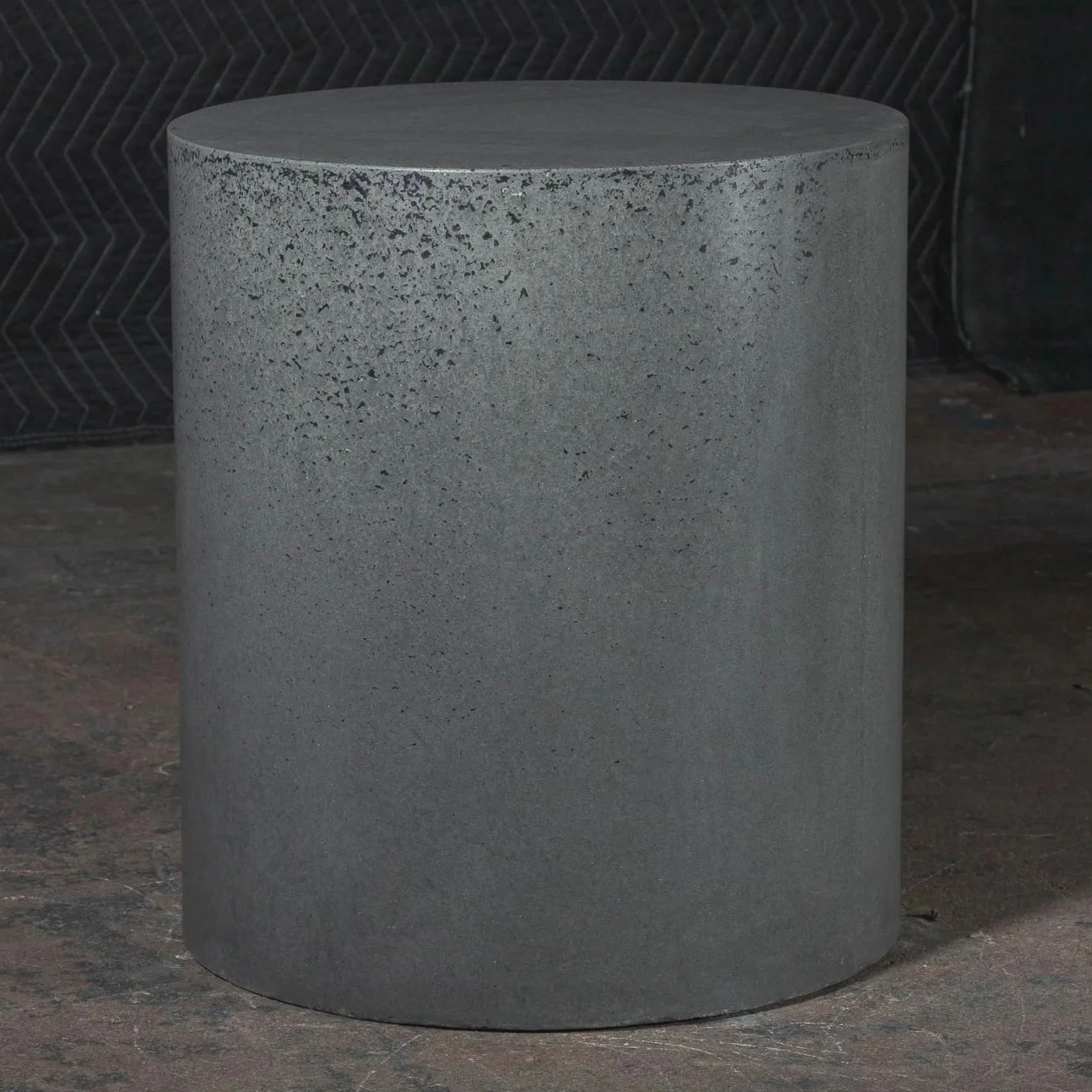 line-zero-005_concrete-cylinder-grey-1.jpg