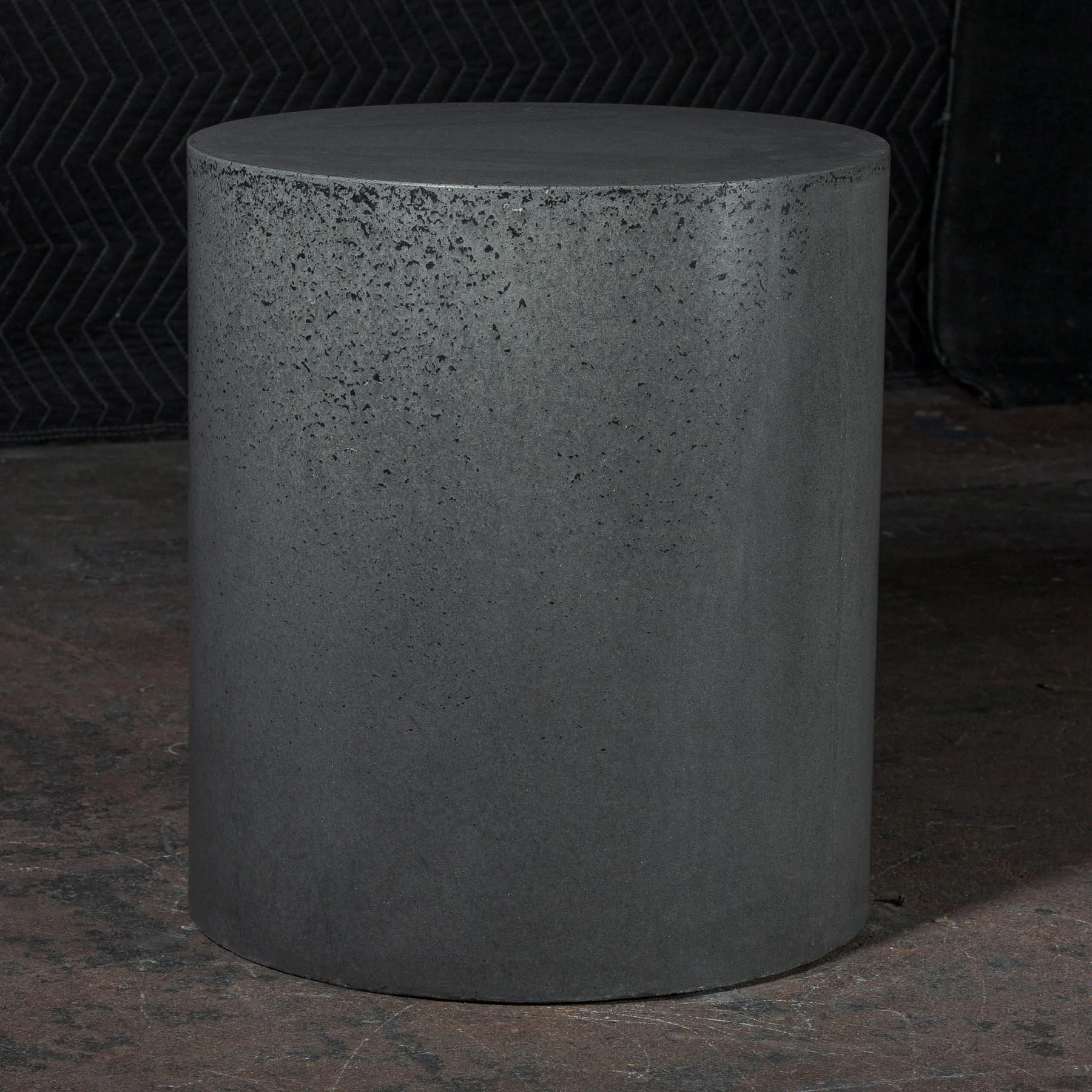 line-zero-005_concrete-cylinder-grey-1.jpg