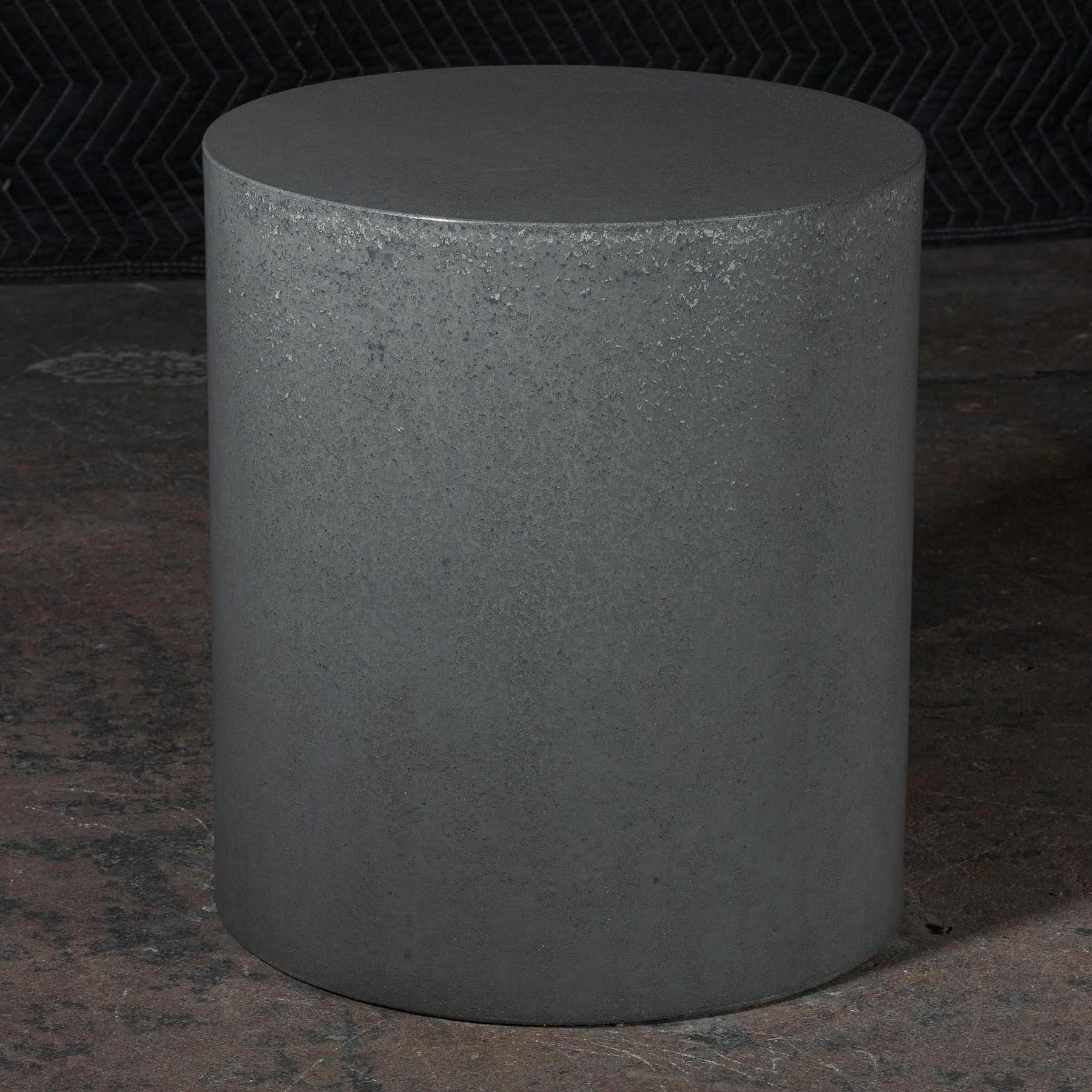 line-zero-004_concrete-cylinder_blue-grey_detail.jpg