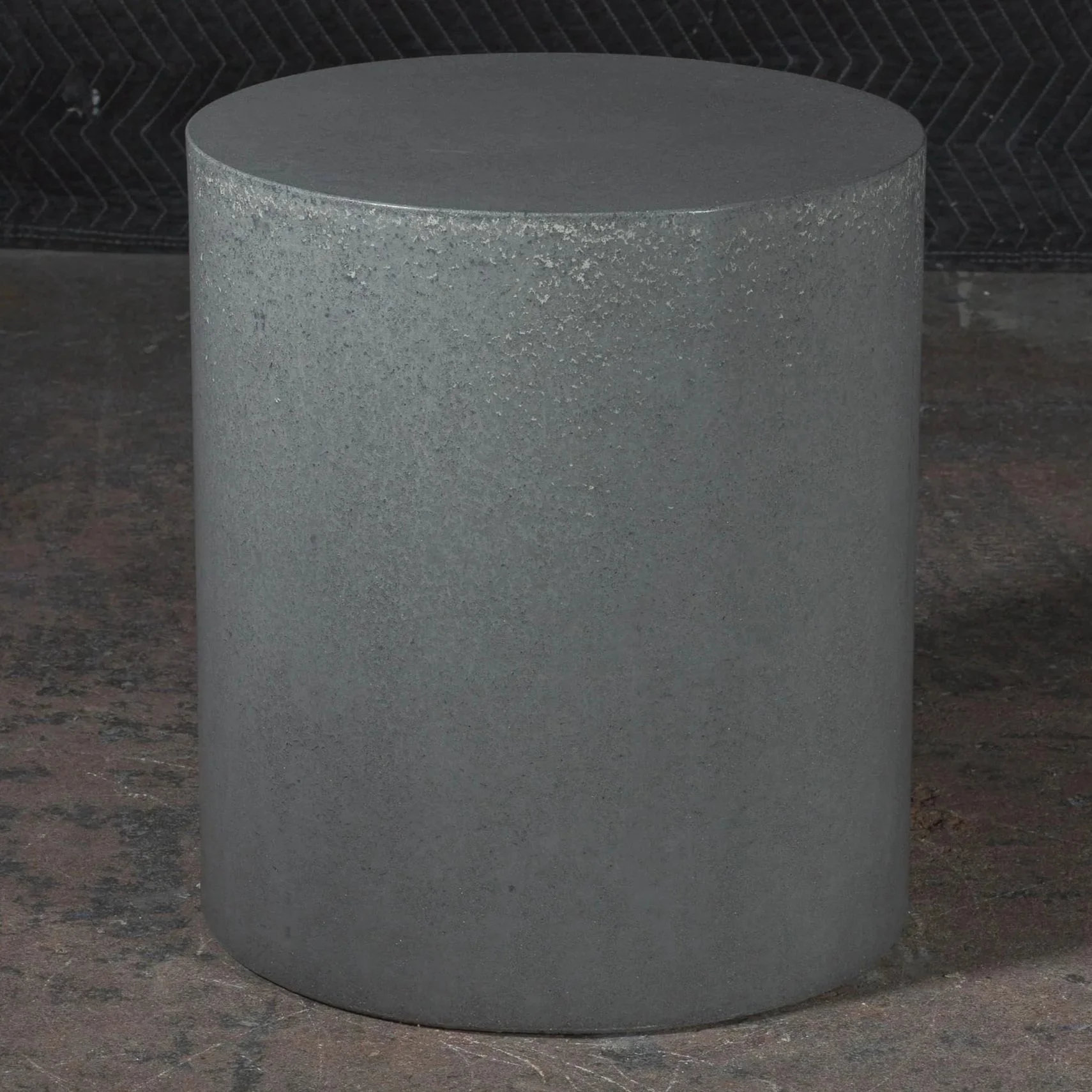 line-zero-004_concrete-cylinder_blue-grey_detail-1.jpg