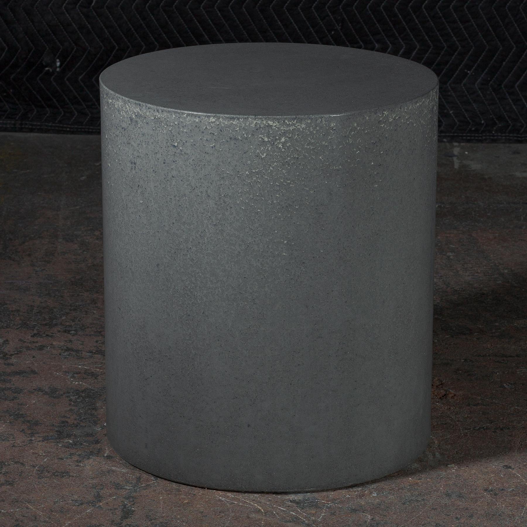 line-zero-004_concrete-cylinder_blue-grey_detail-1.jpg