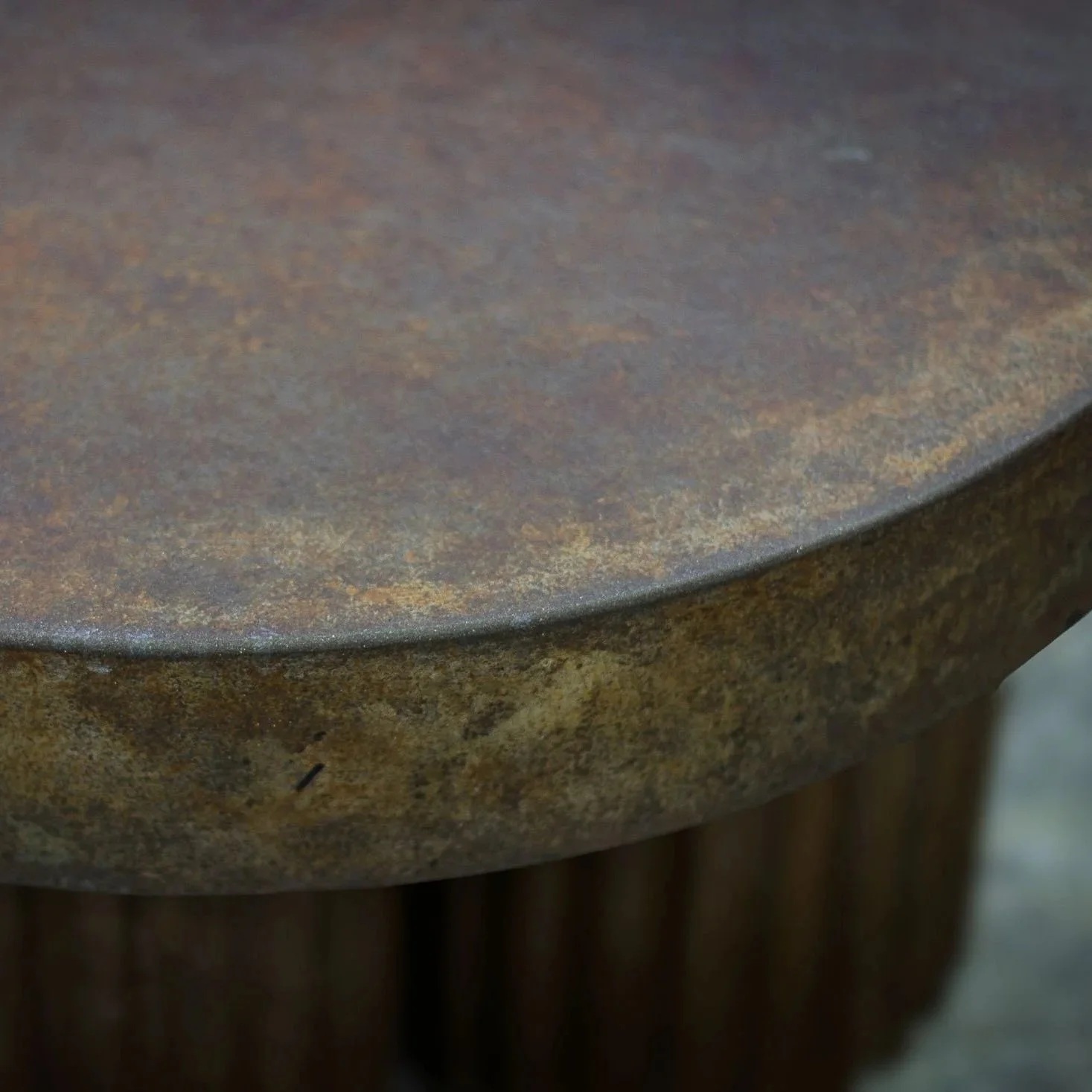 fluted-tobacco-side-table_detail_the-concrete-anomaly.jpg