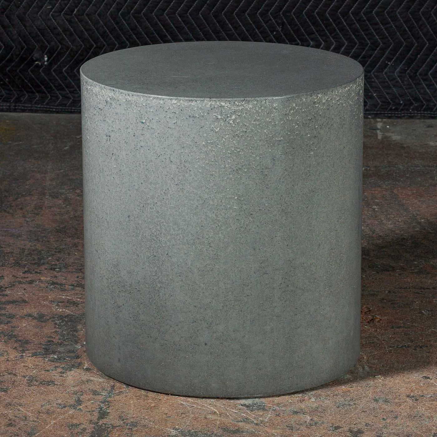 LINE ZERO 004 minimal concrete cylinder with exposed mineral aggregate texture and monolithic architectural form by The Concrete Anomaly.