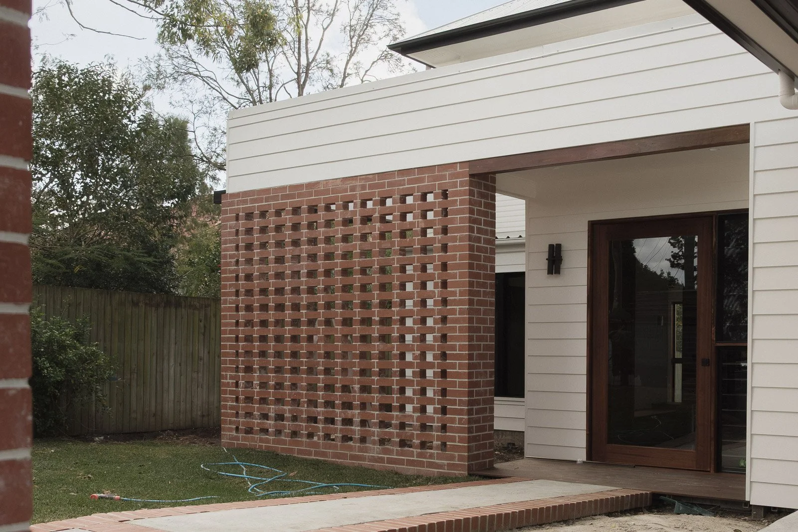 Terra (Yard with a Home). Tarragindi.